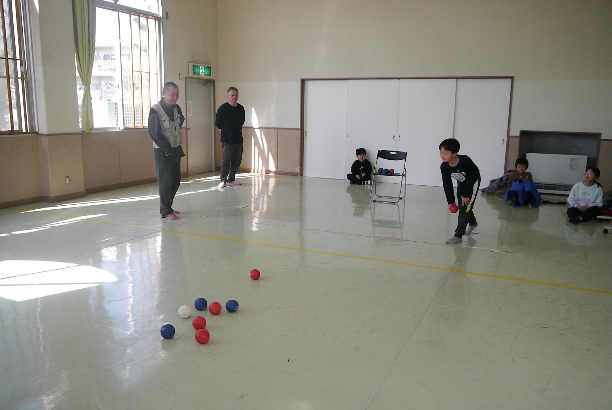 ボールを投げる小学生