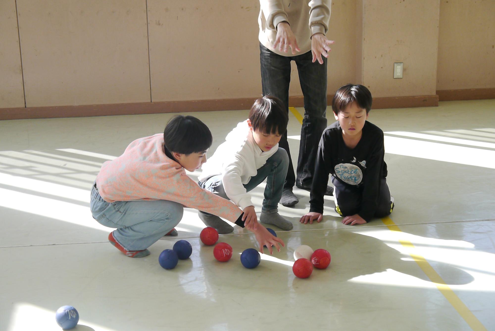 戦略をたてる3人の小学生