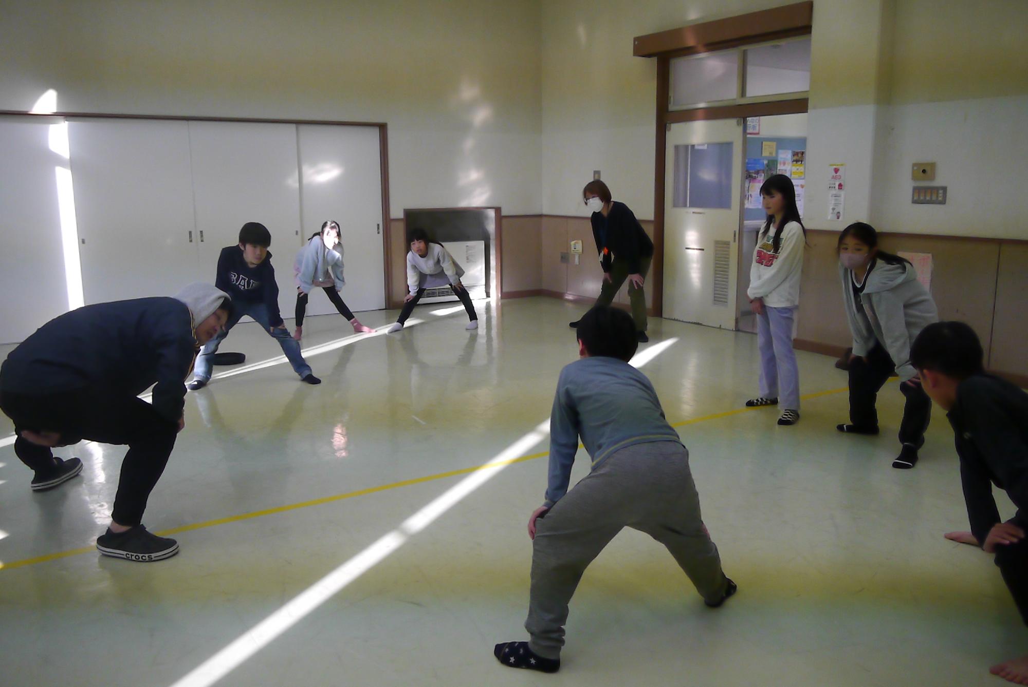 準備体操をしている子どもの写真