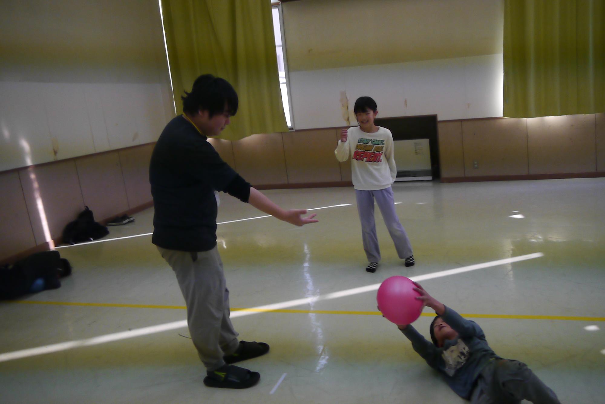 キャッチしたボールを審判に差し出す小学生