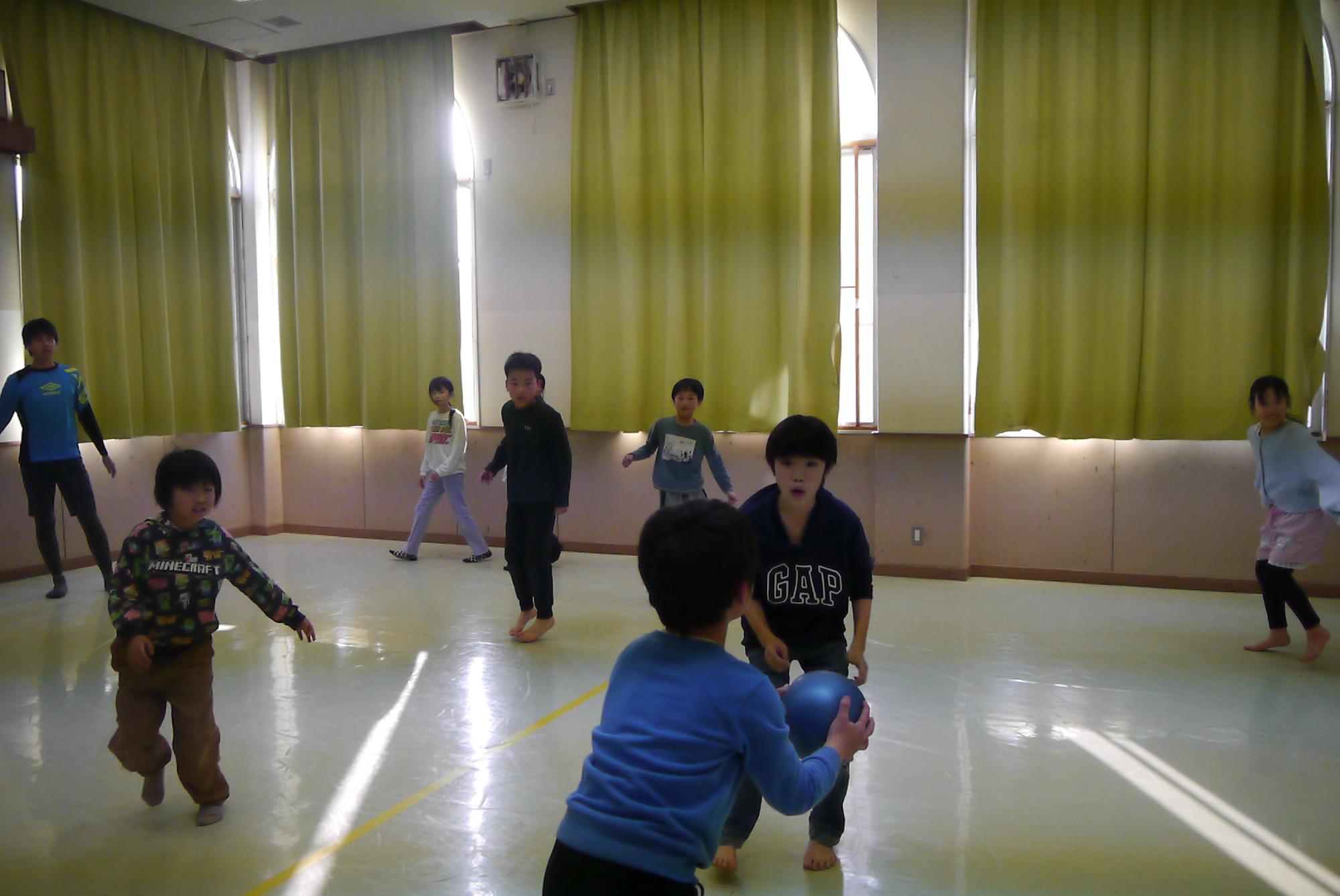 天下をしている子どもたち