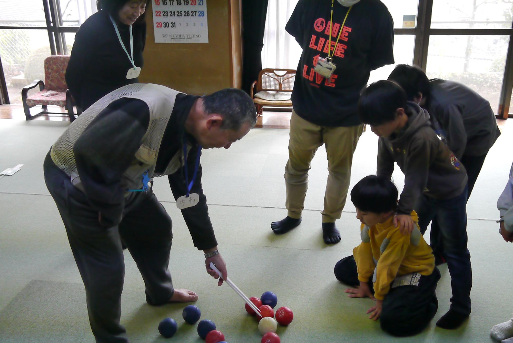 得点の計算をする先生と子どもたち