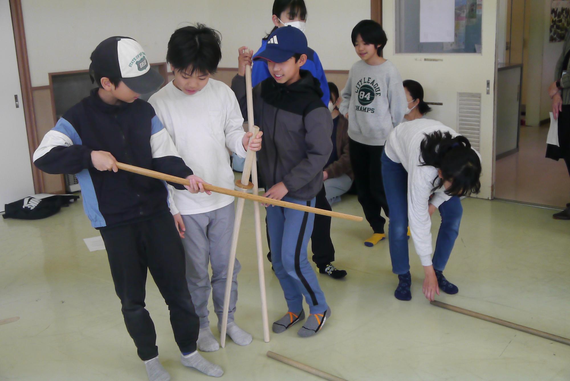 自分が使いたい武具を選ぶ3人の小学生の男子