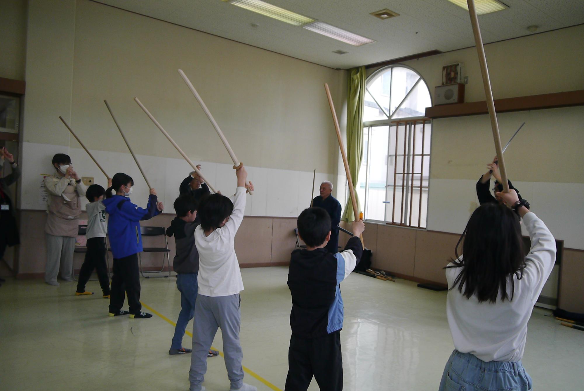 構え方の練習をする子どもたち