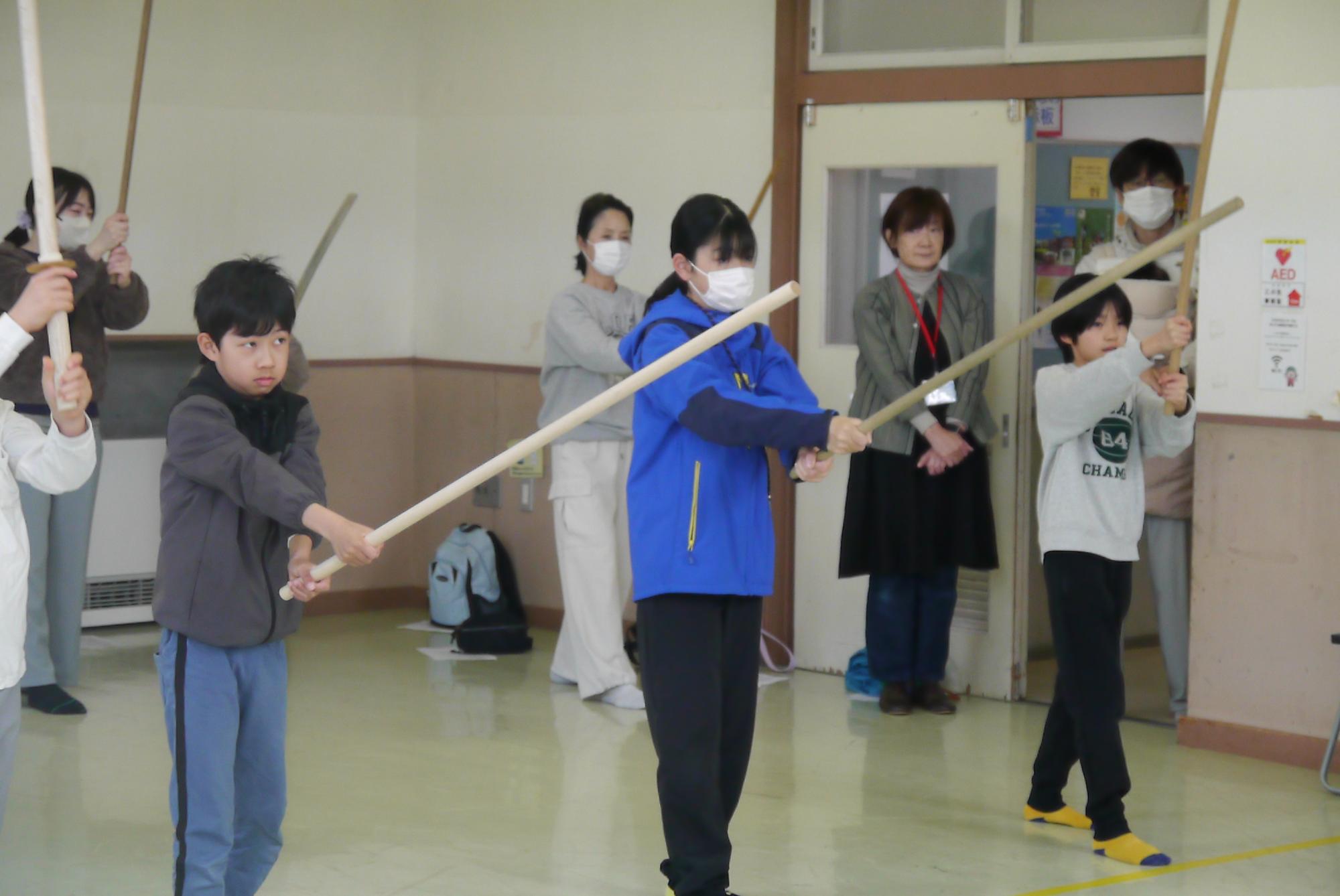 素振りをする子どもたち