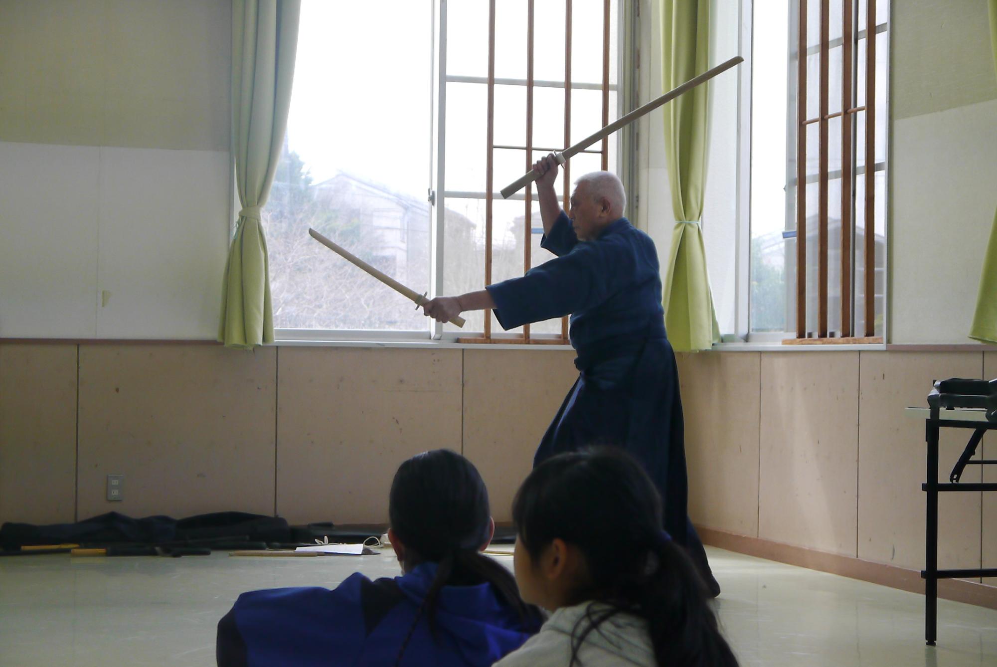 二刀流の演武をする講師の先生