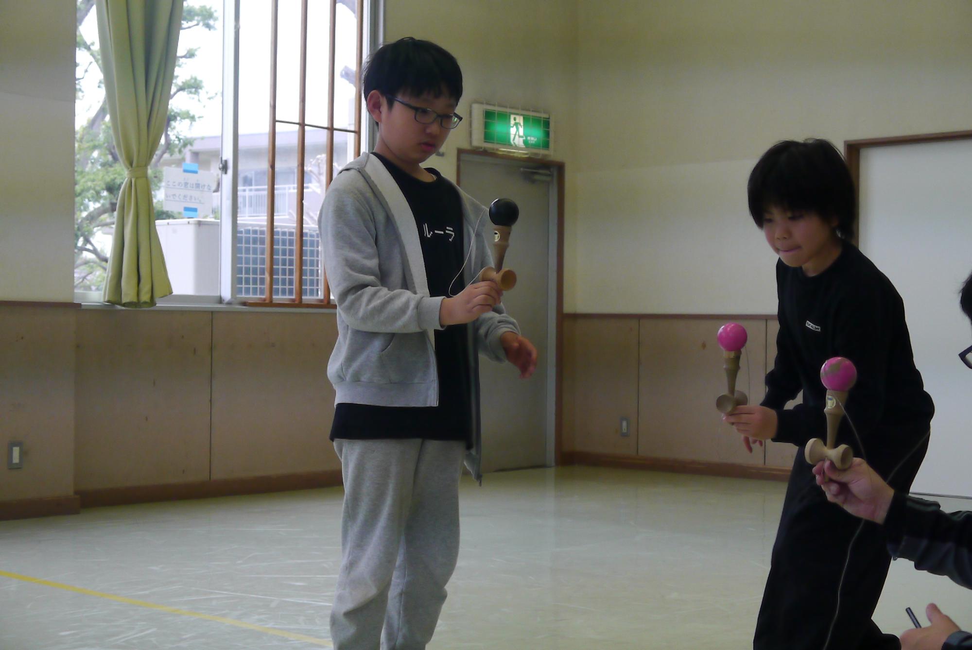 けん玉検定を受ける小学生