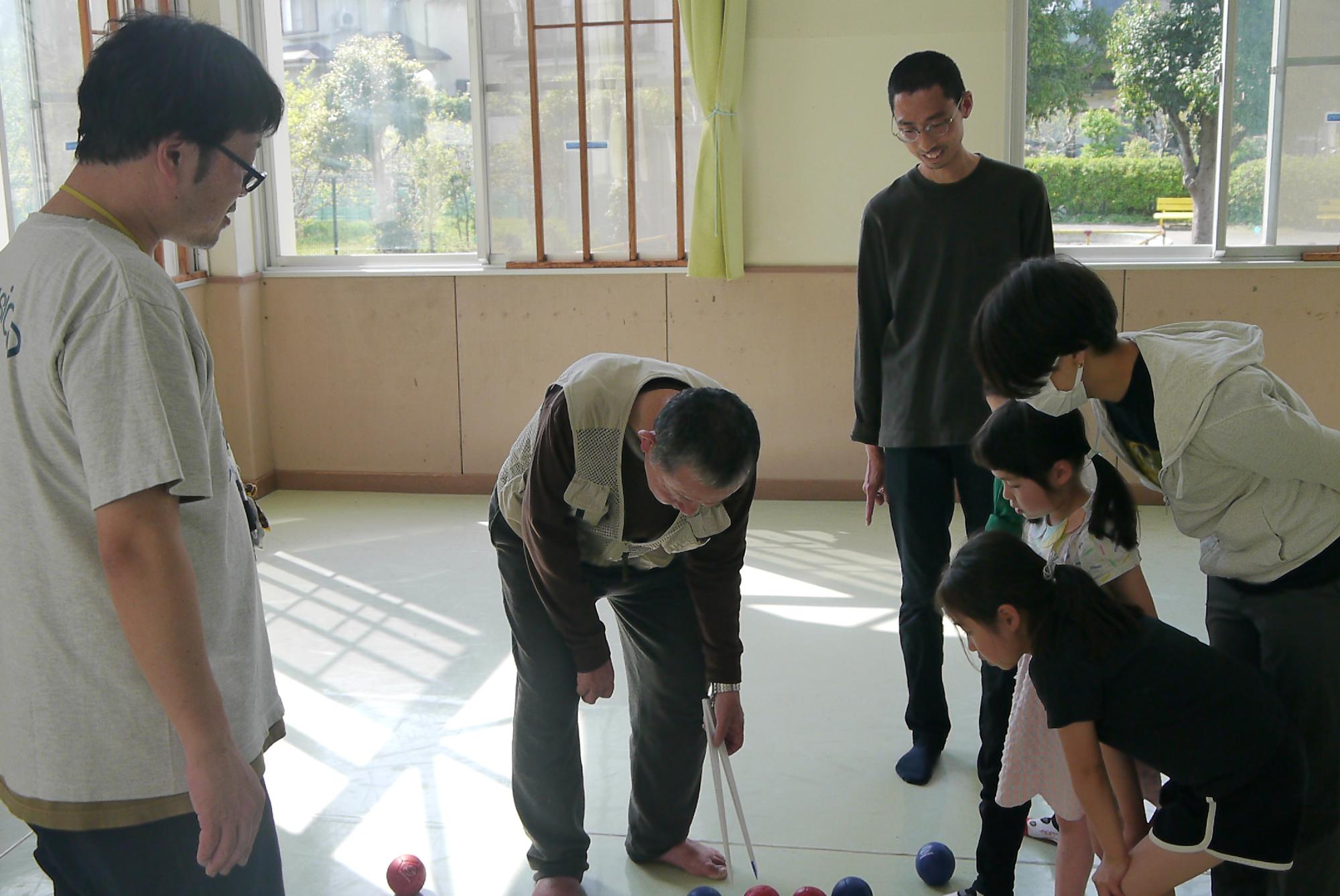判定をする先生と小学生