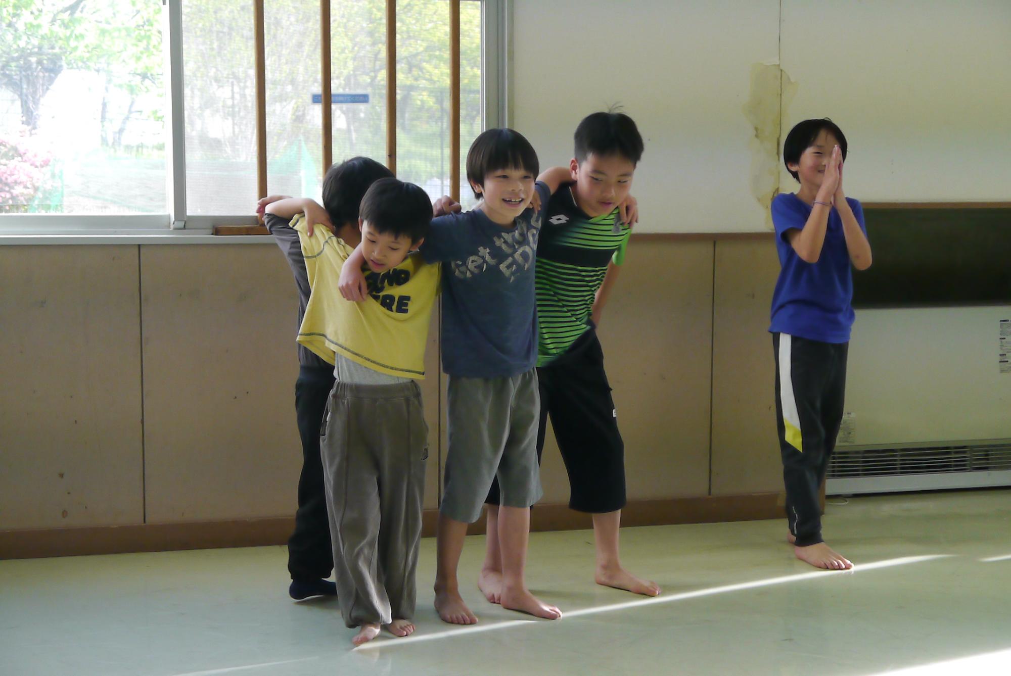 作戦を立てる子どもたち