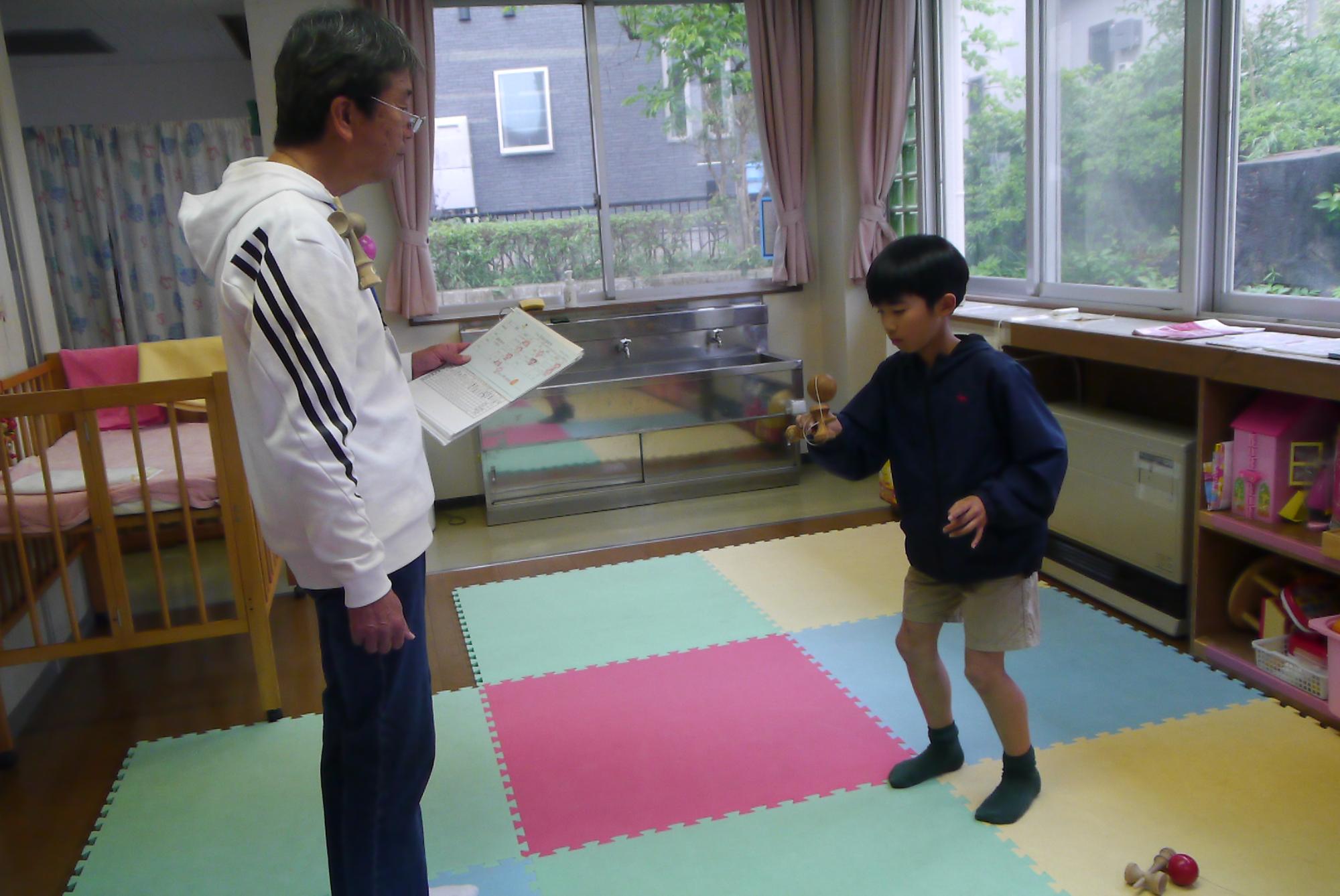 けん玉検定を受ける小学生