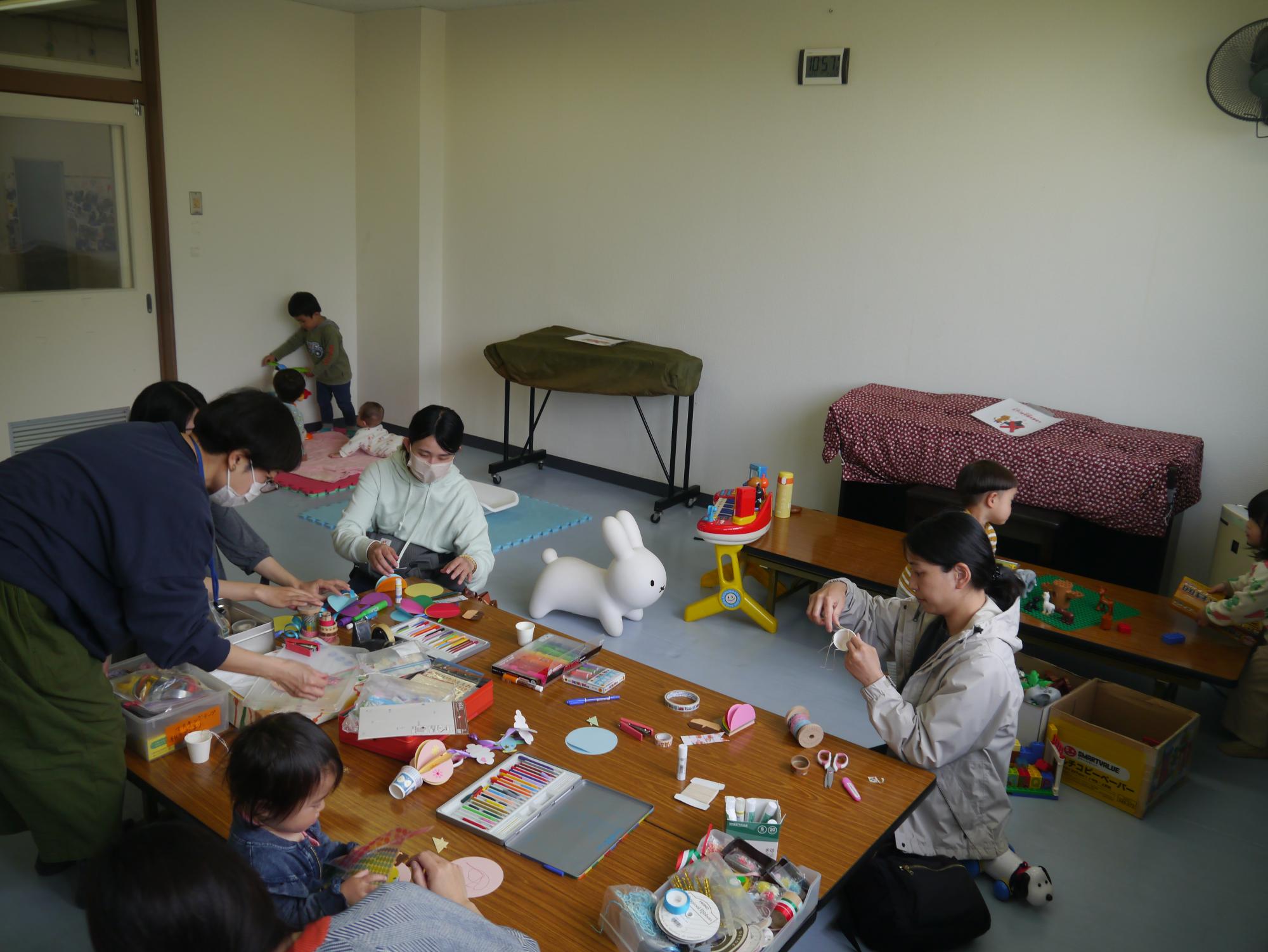 工作をする子どもたちと保護者の様子