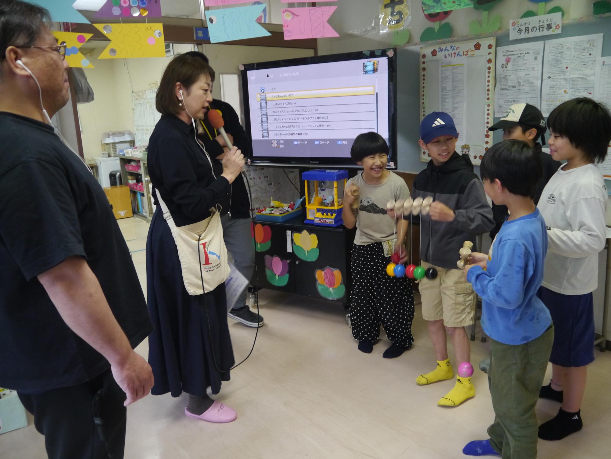 子どもたちがレポーターからインタビューを受けている
