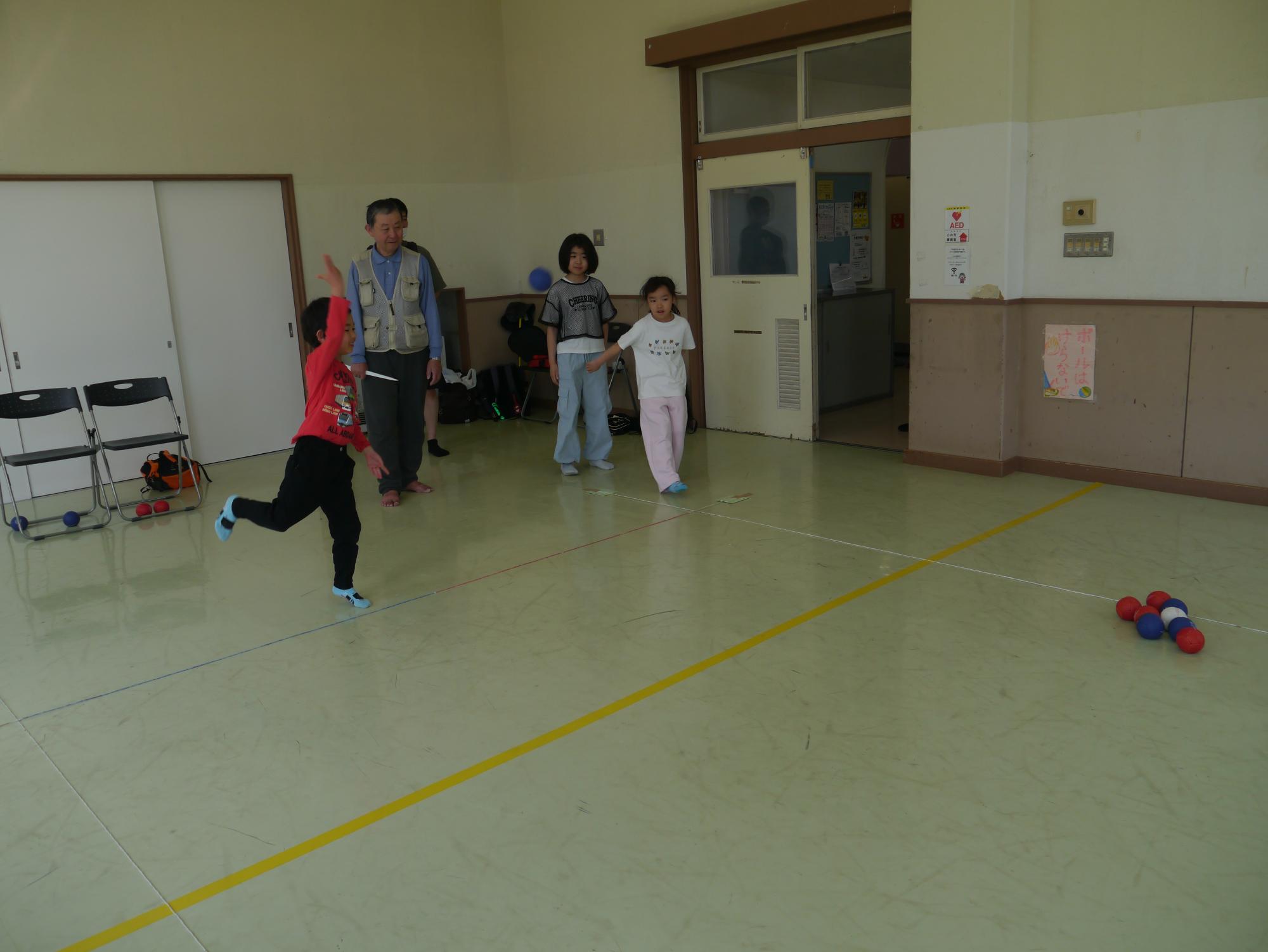 ボッチャをする小学生