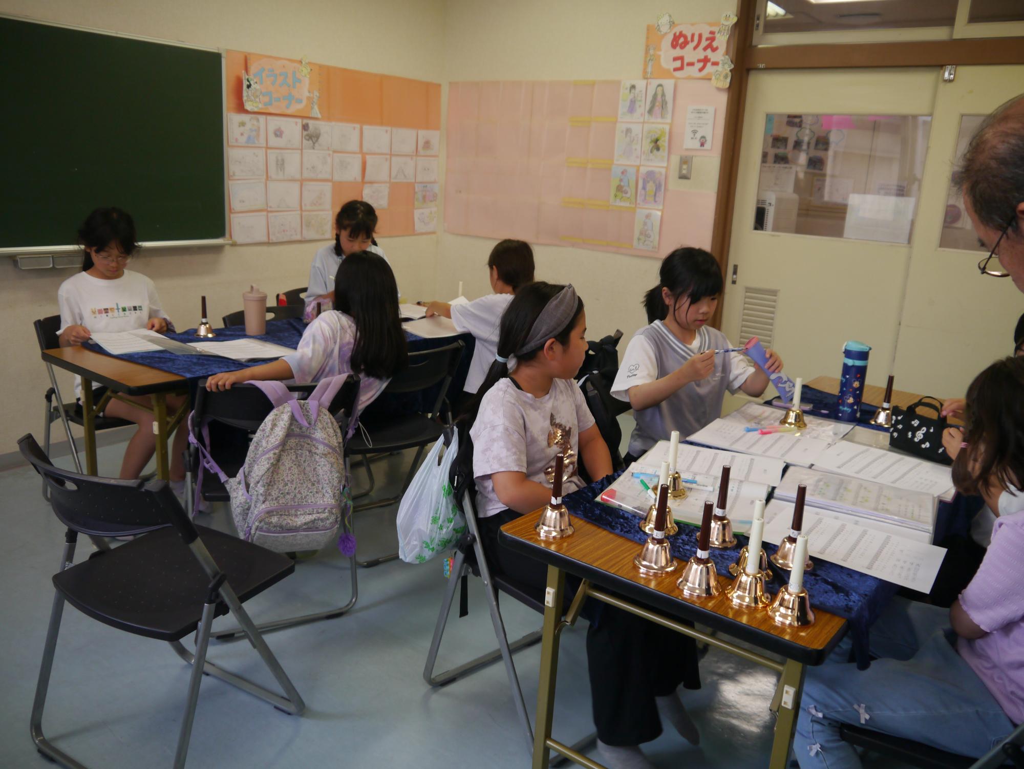 ハンドベルの練習をするメンバー