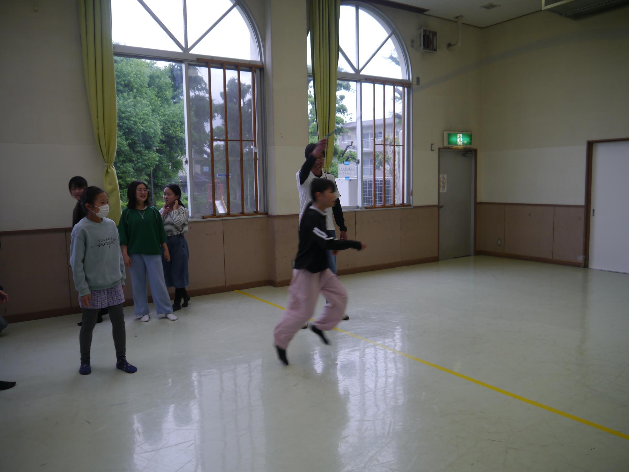 大縄を飛ぶ小学生