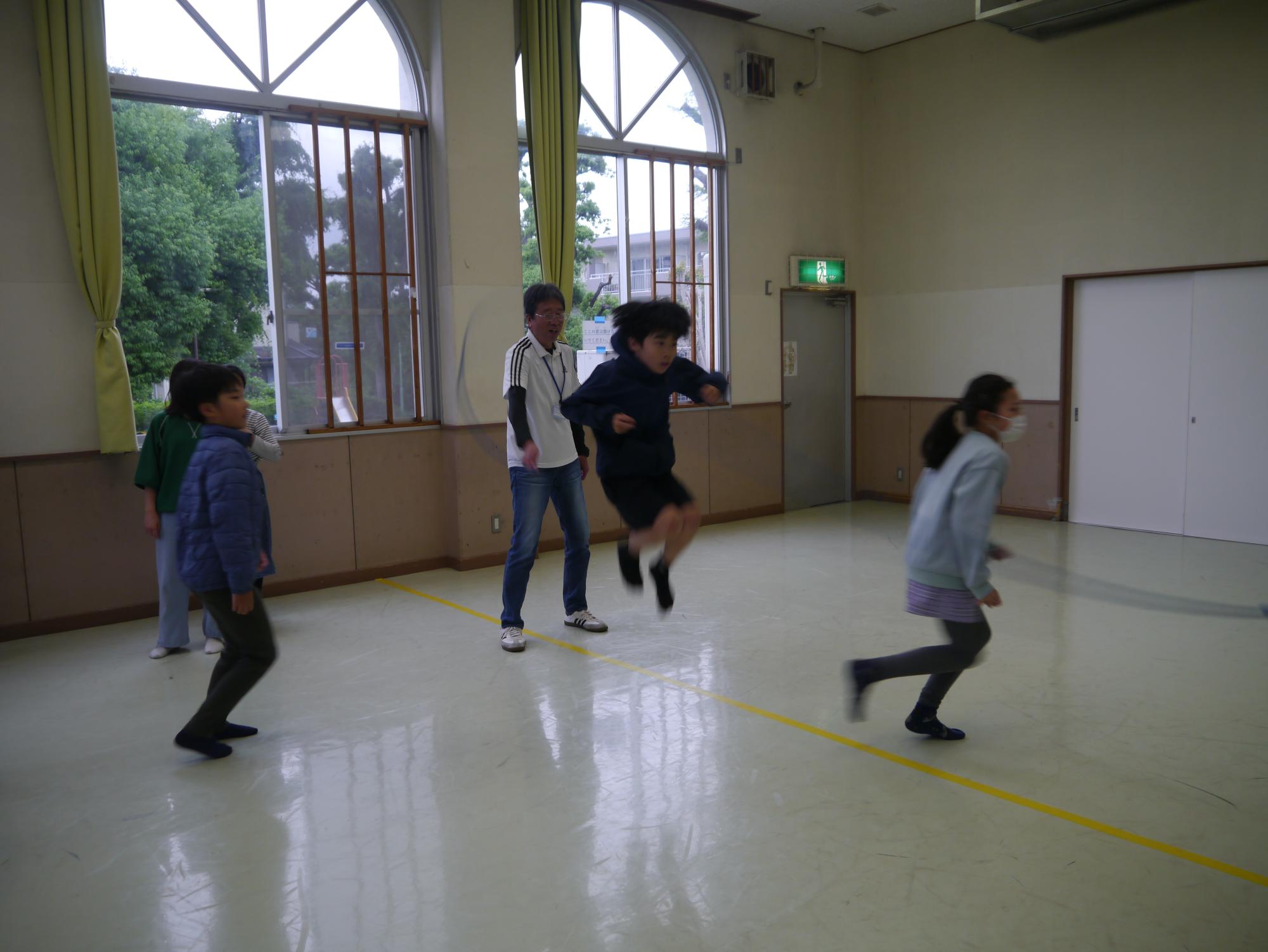 大縄を飛ぶ小学生たち