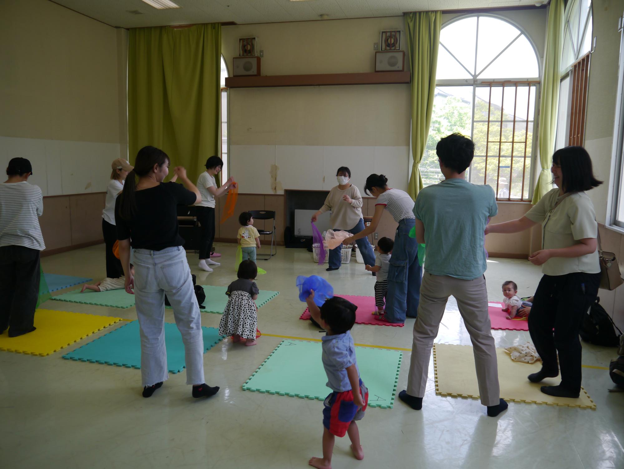 リトミックスカーフで遊ぶ幼児親子