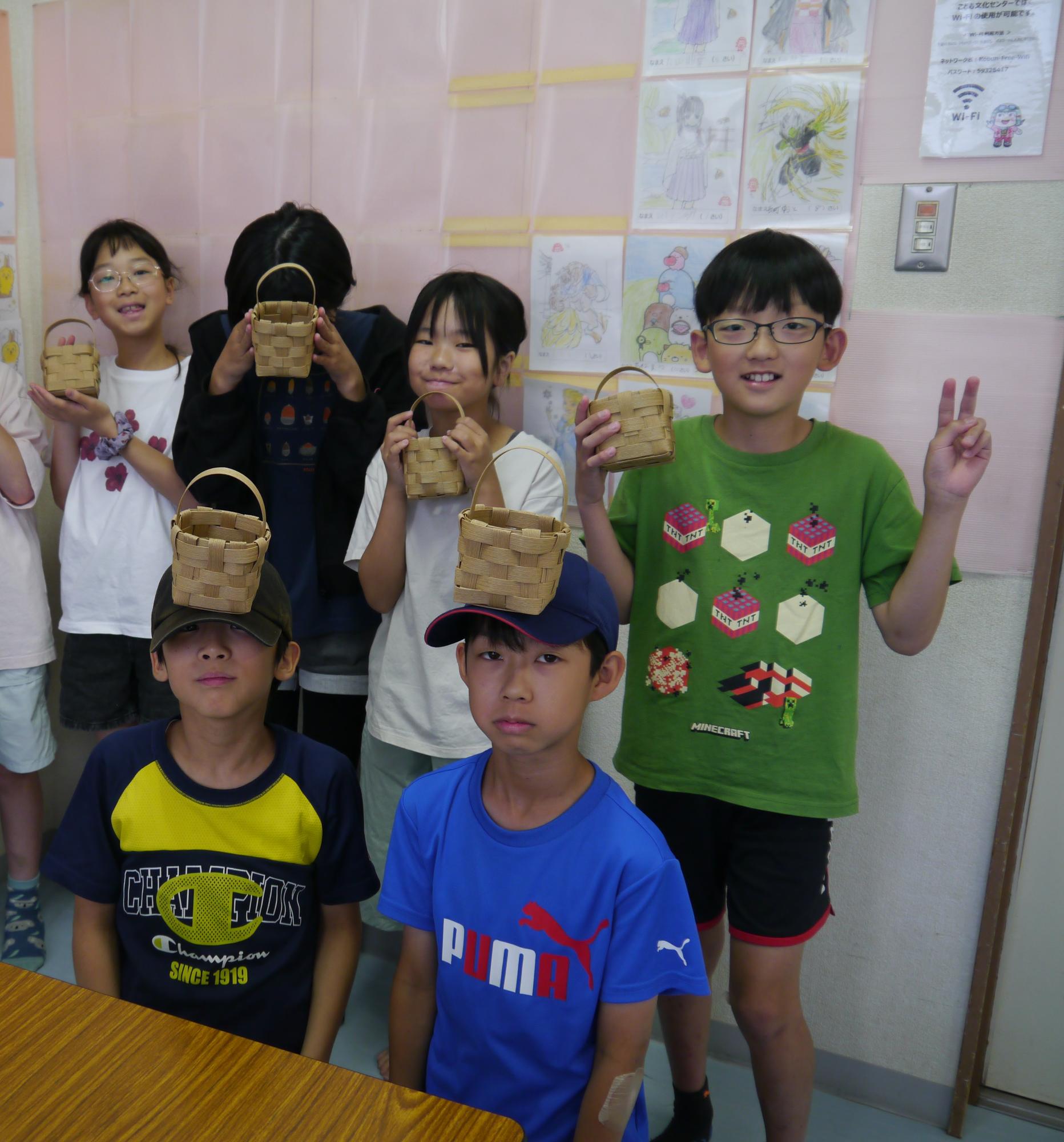 完成したかごを持って参加者揃って記念撮影