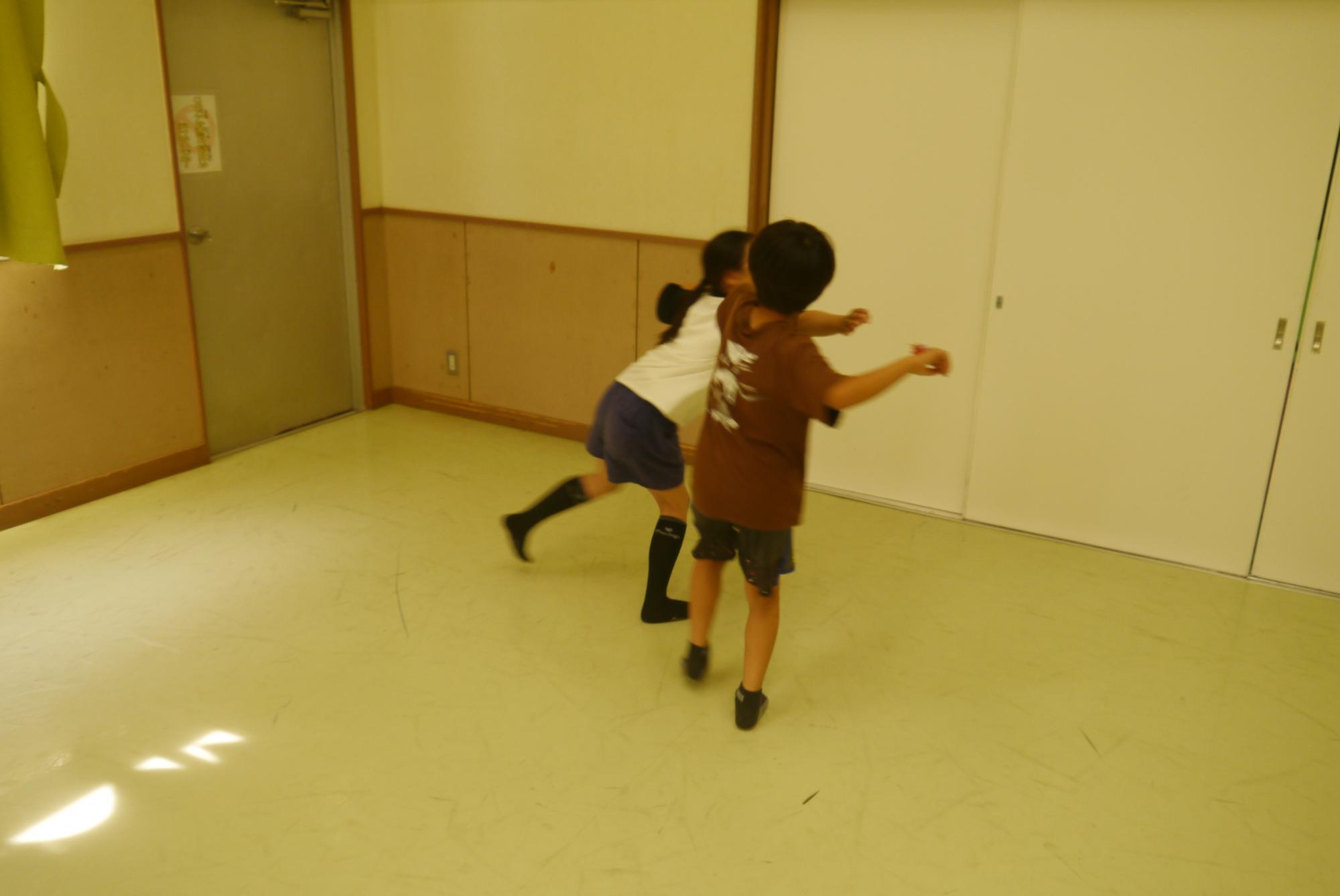 一騎打ちをしている小学生の写真
