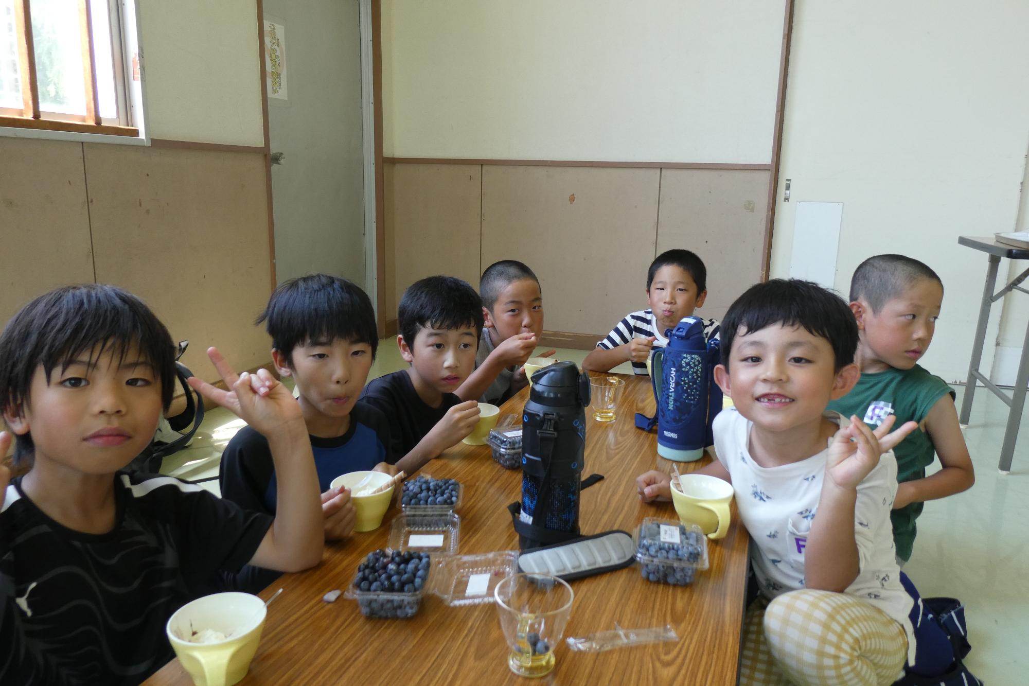 ブルーベリーのミニパフェを食べる小学生たち