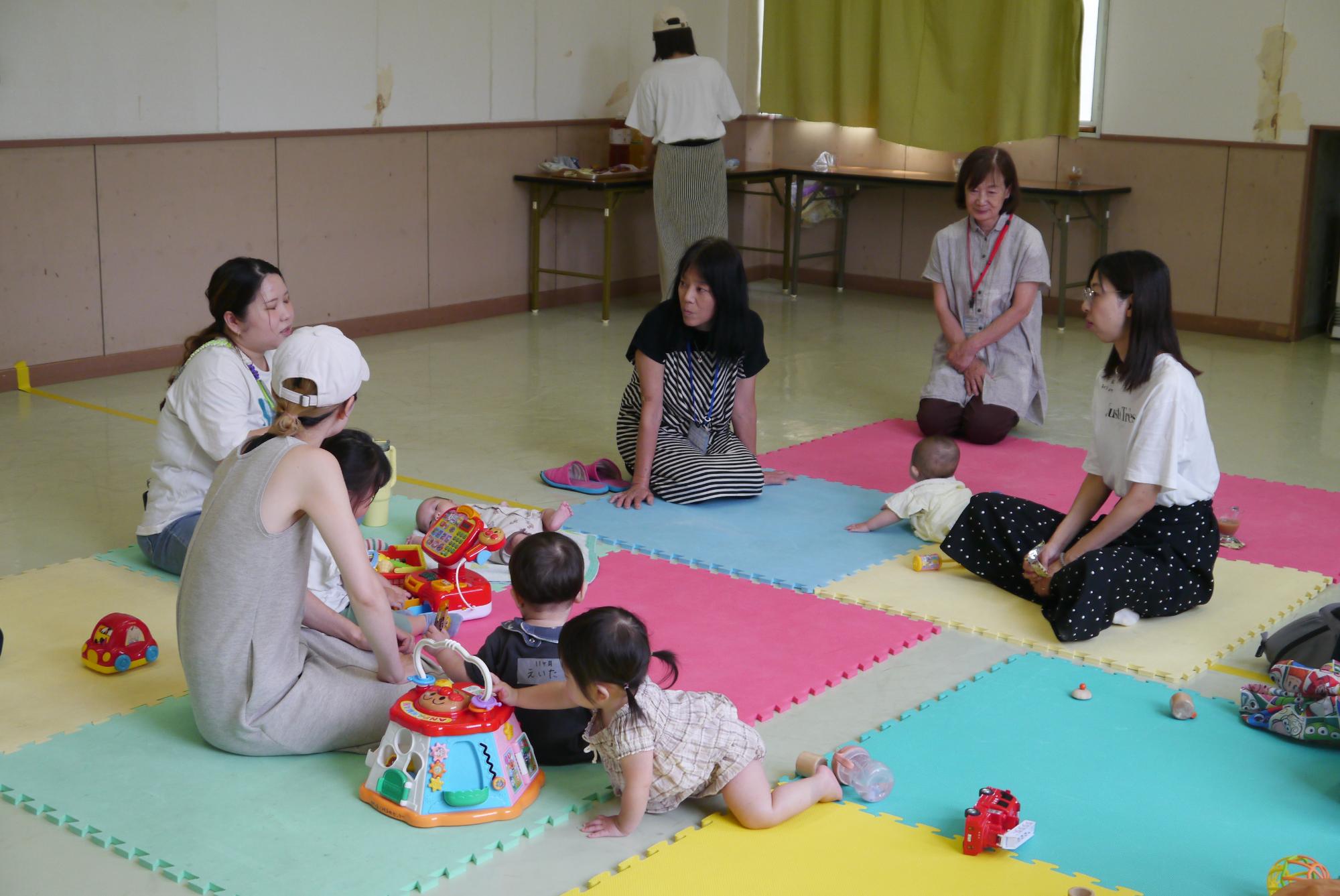 乳幼児親子同士でおしゃべりをする様子