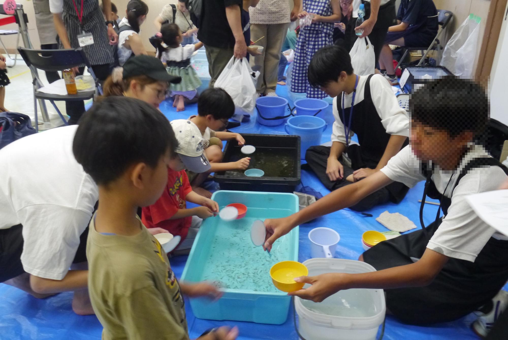 メダカ釣りブースの様子