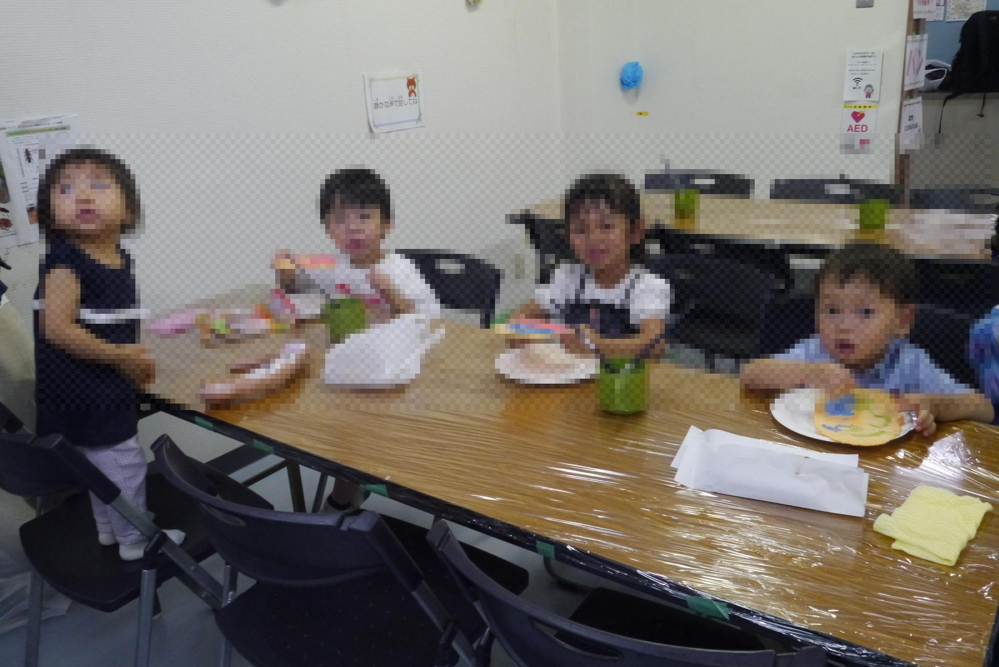 らくがきせんべいを食べる幼児4人