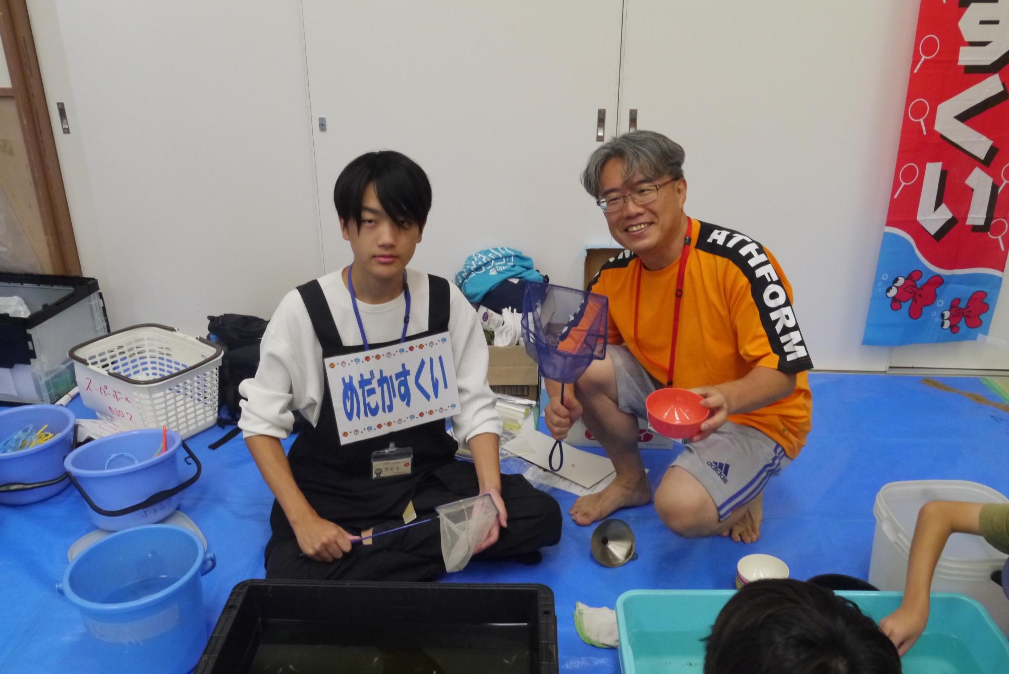 メダカすくいのボランティアふたり
