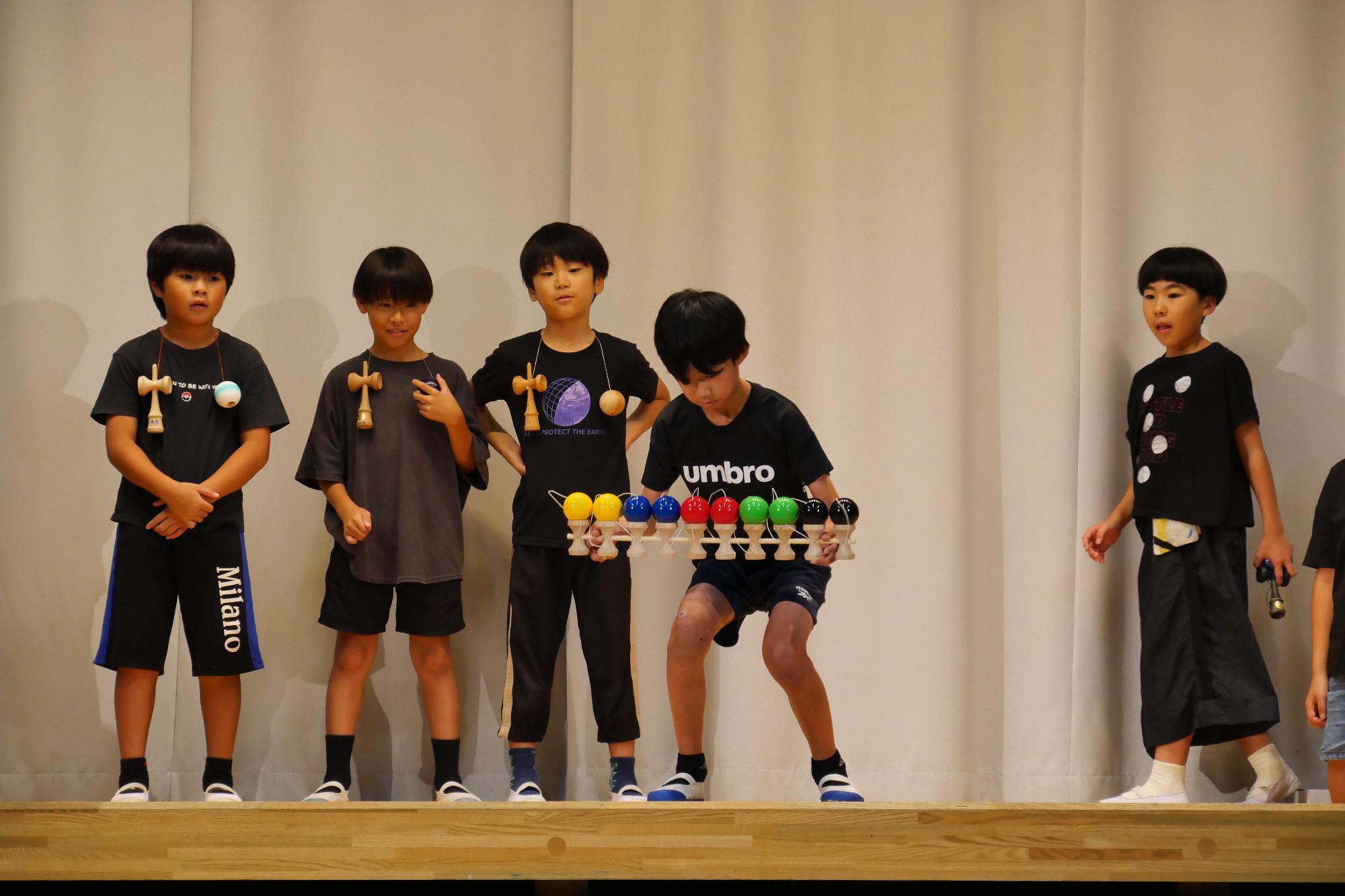 10連けん玉を一発成功させた小学生の写真