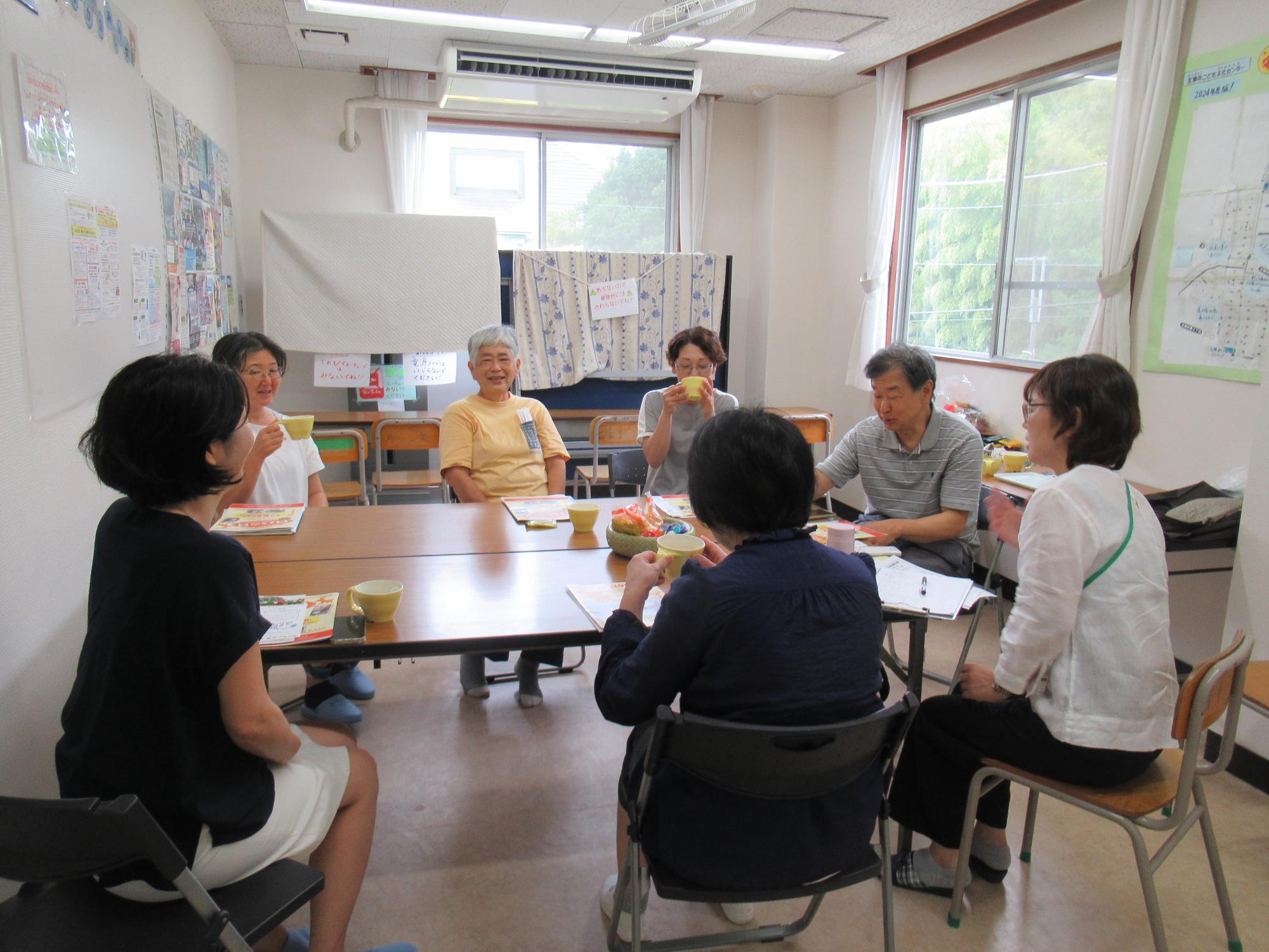 コーヒーを飲みながら談笑する参加者の写真