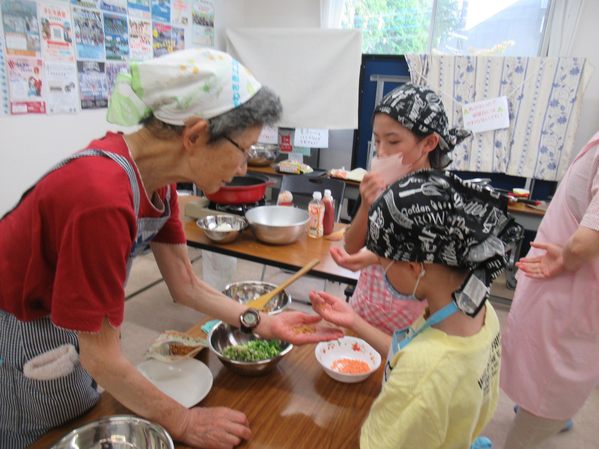 子ども達が乾燥したレンズ豆を触っている写真