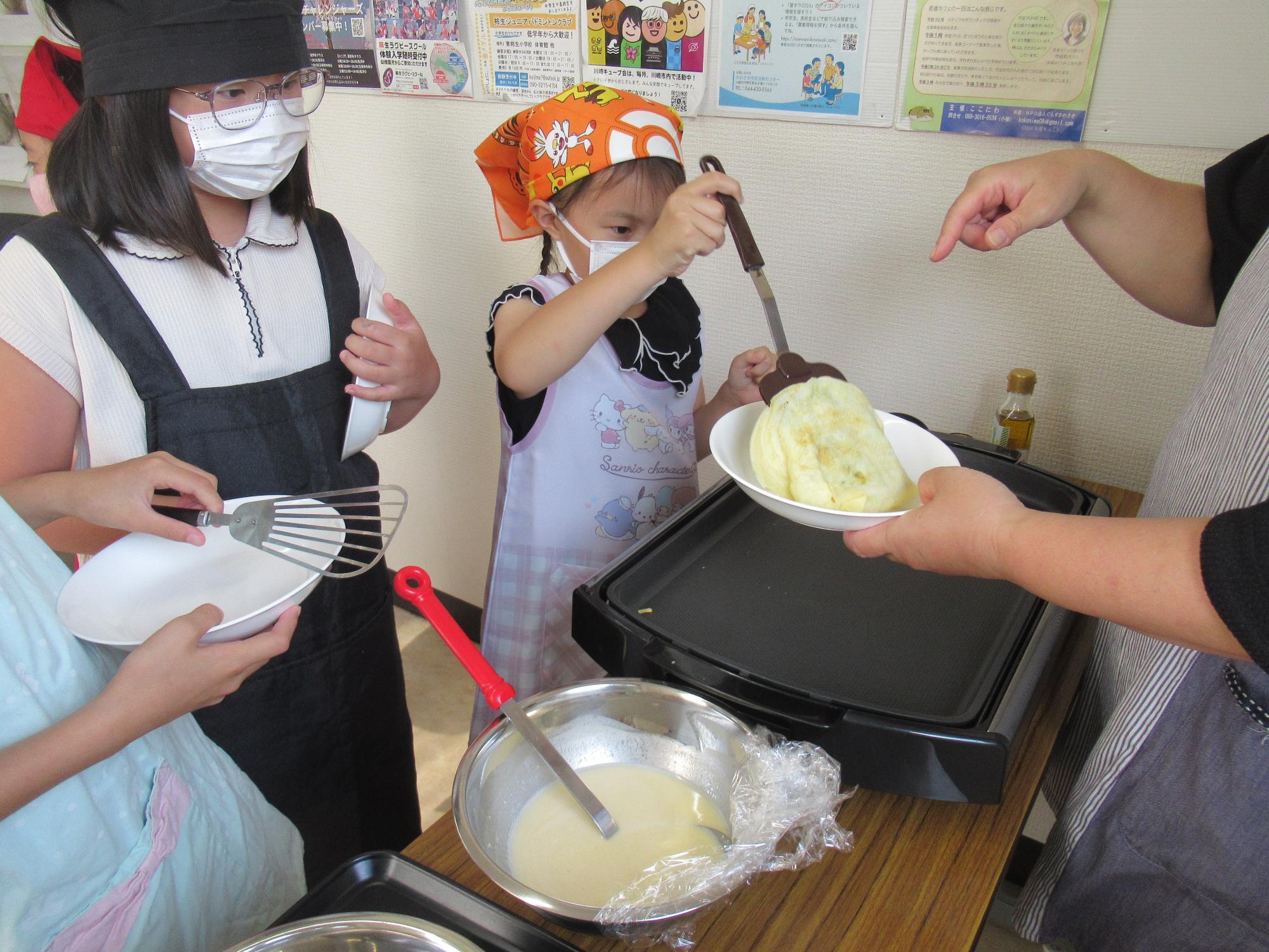 菜種油を使ってクレープを焼いている子どもの様子の写真