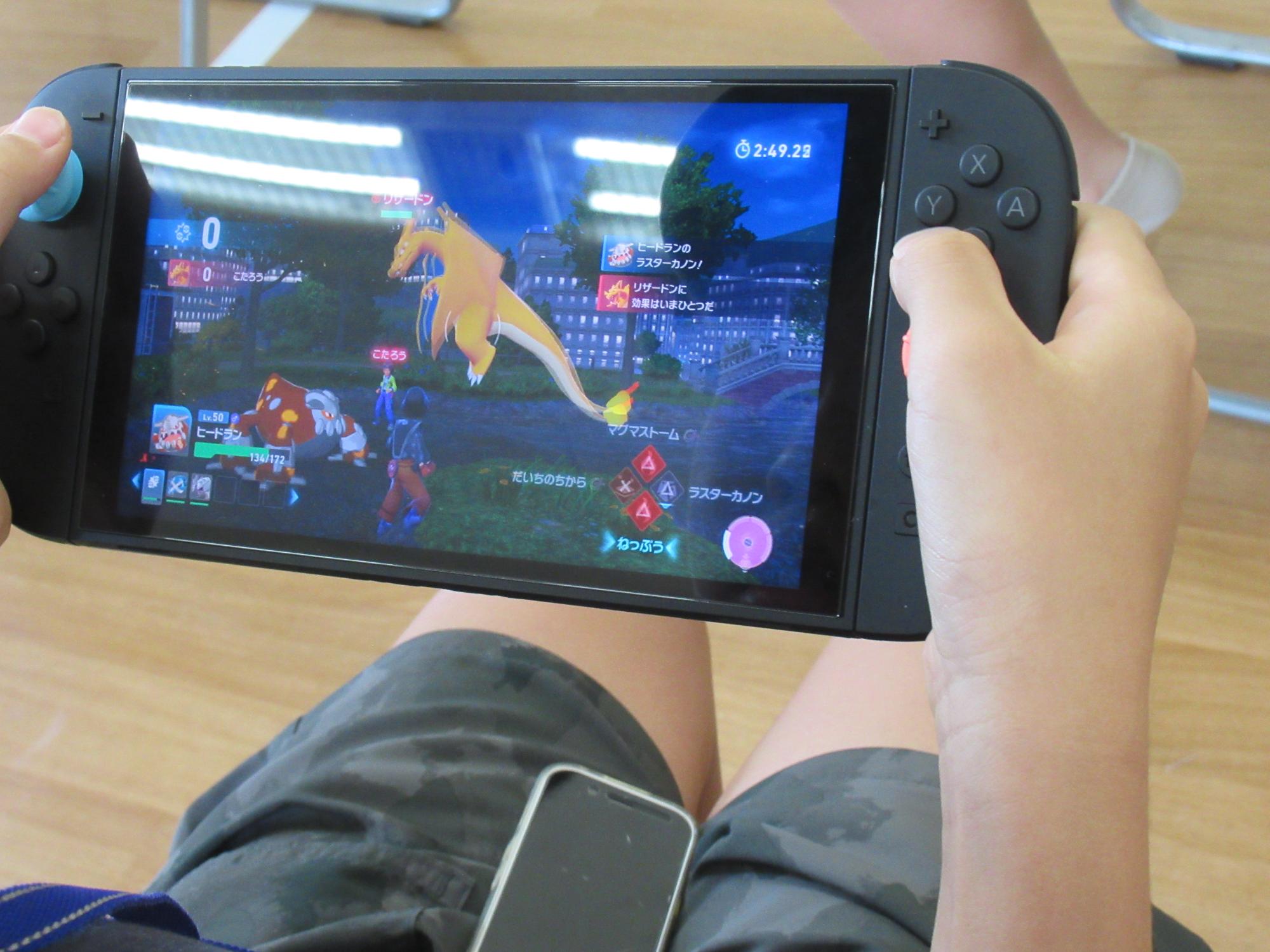 子どもが持つゲーム機の画面の写真