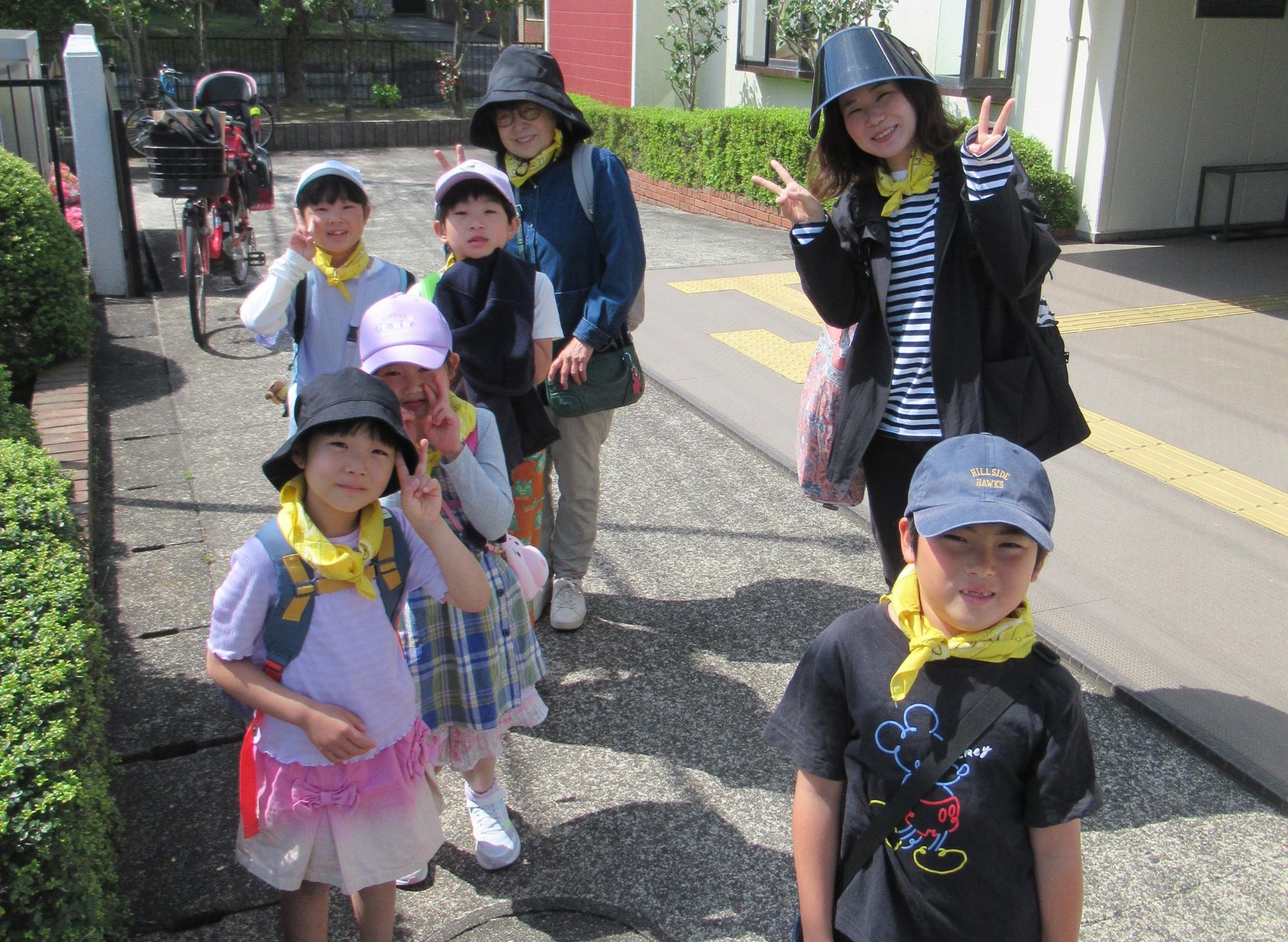 こども文化センターからフリーマーケットに出発する子どもたちと職員の写真