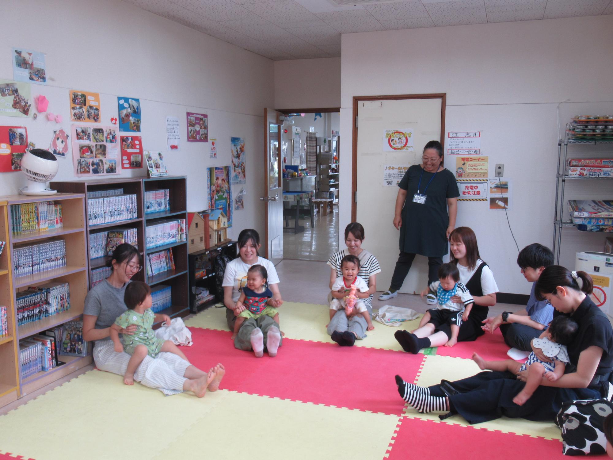 親子でふれあい遊びを楽しんでいる写真