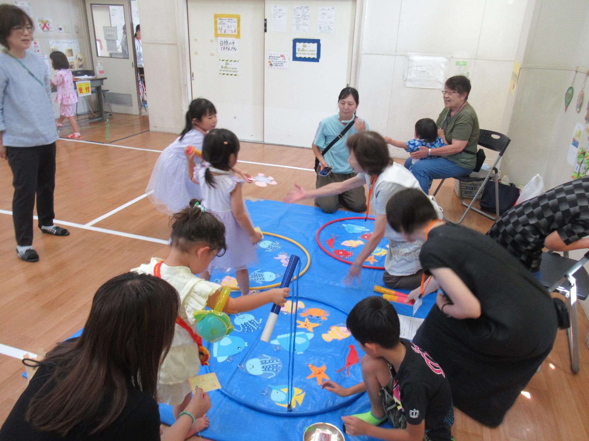 子ども達が魚釣りゲームをしている写真