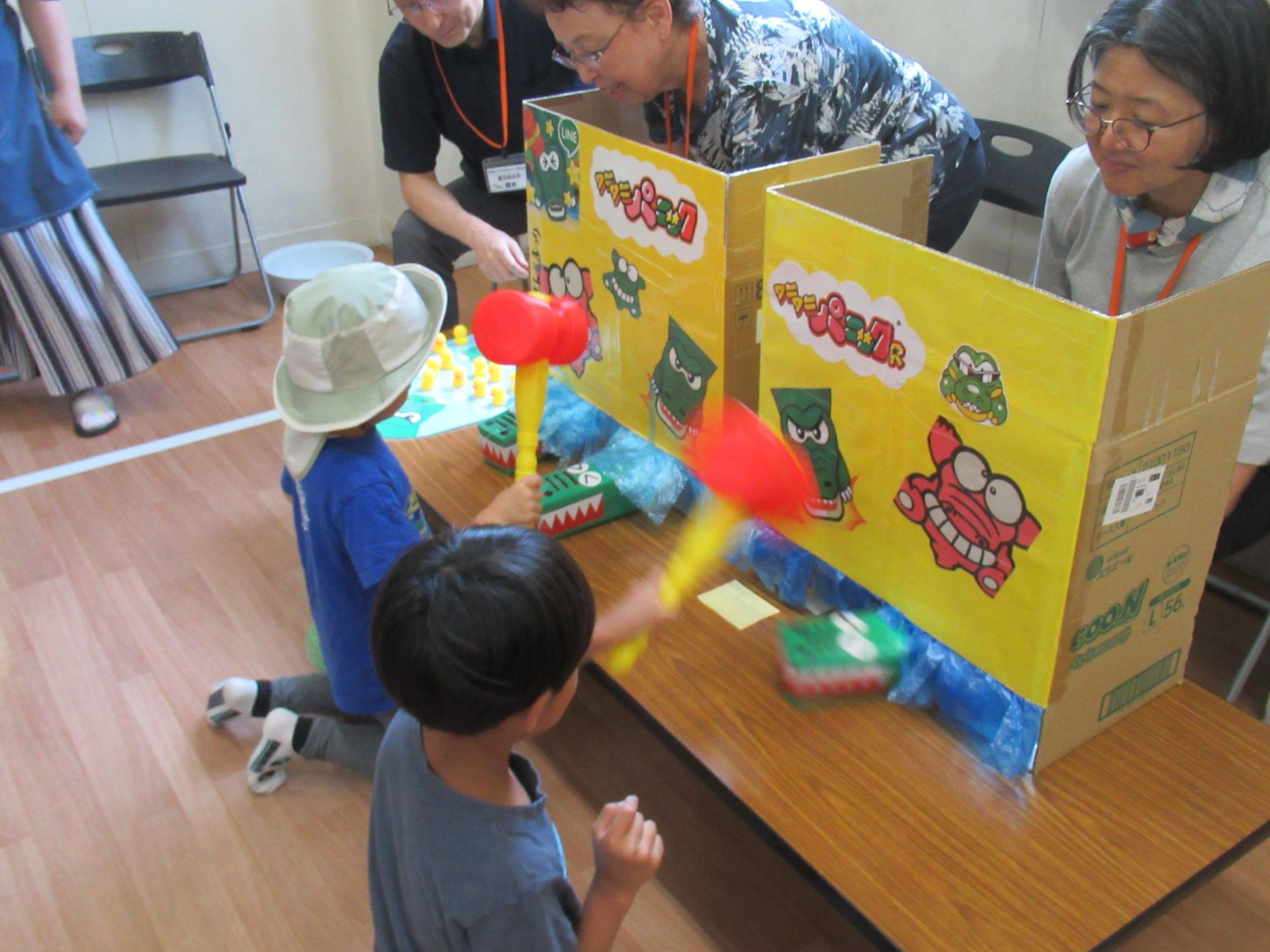 子ども達がワニワニパニックゲームをしている写真