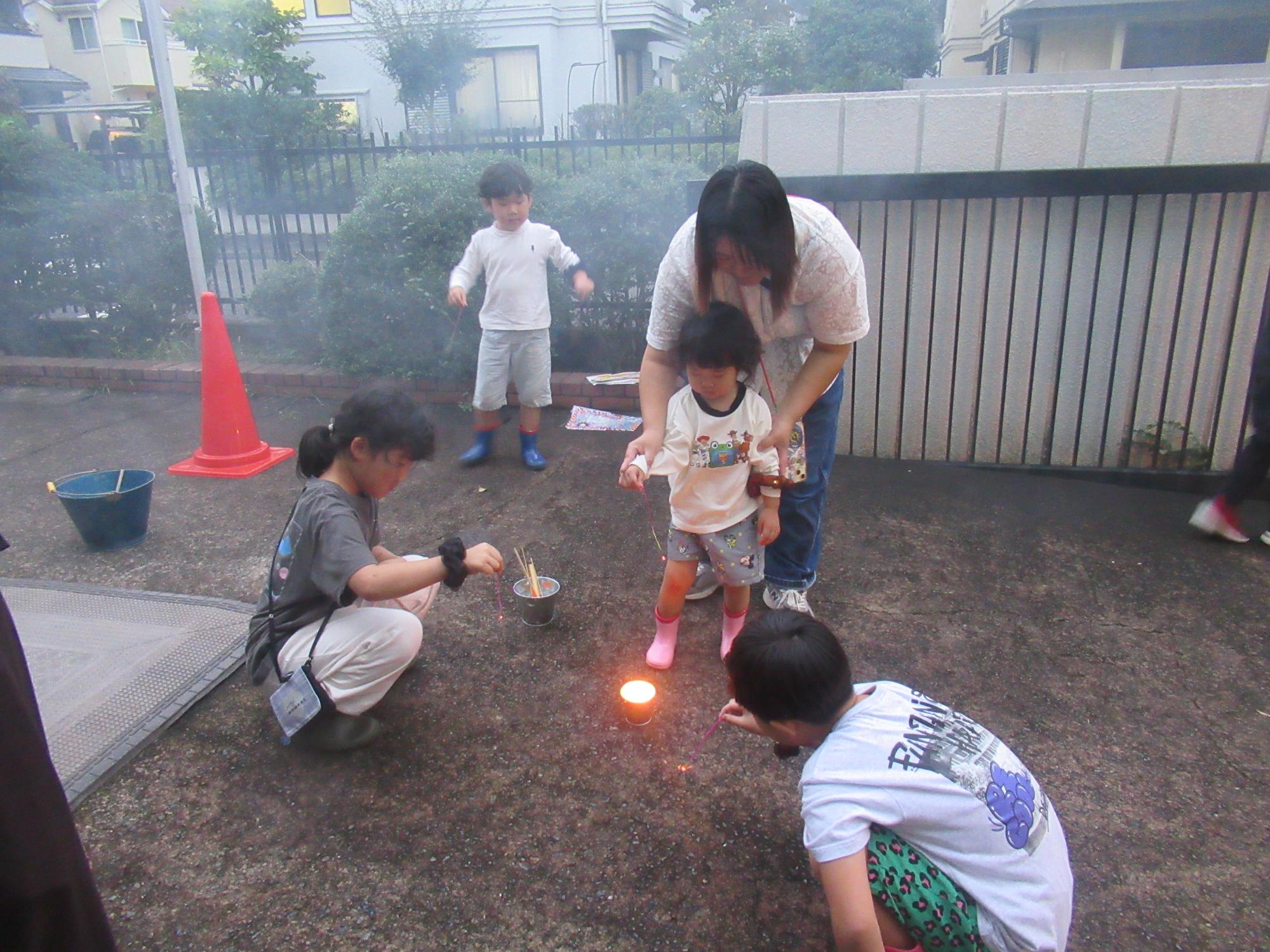 親子で花火をしている写真