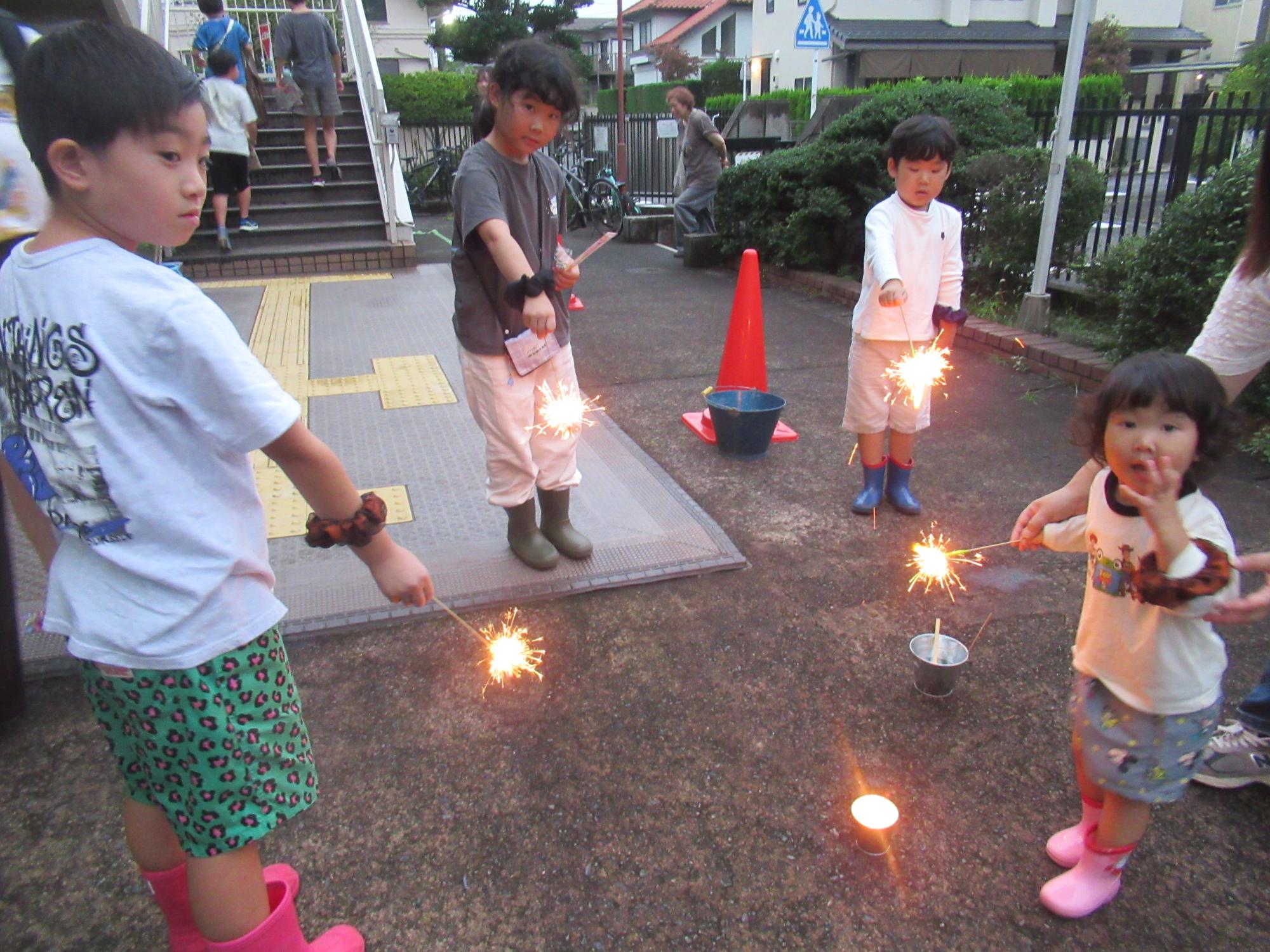 こ文の前で花火をしている様子