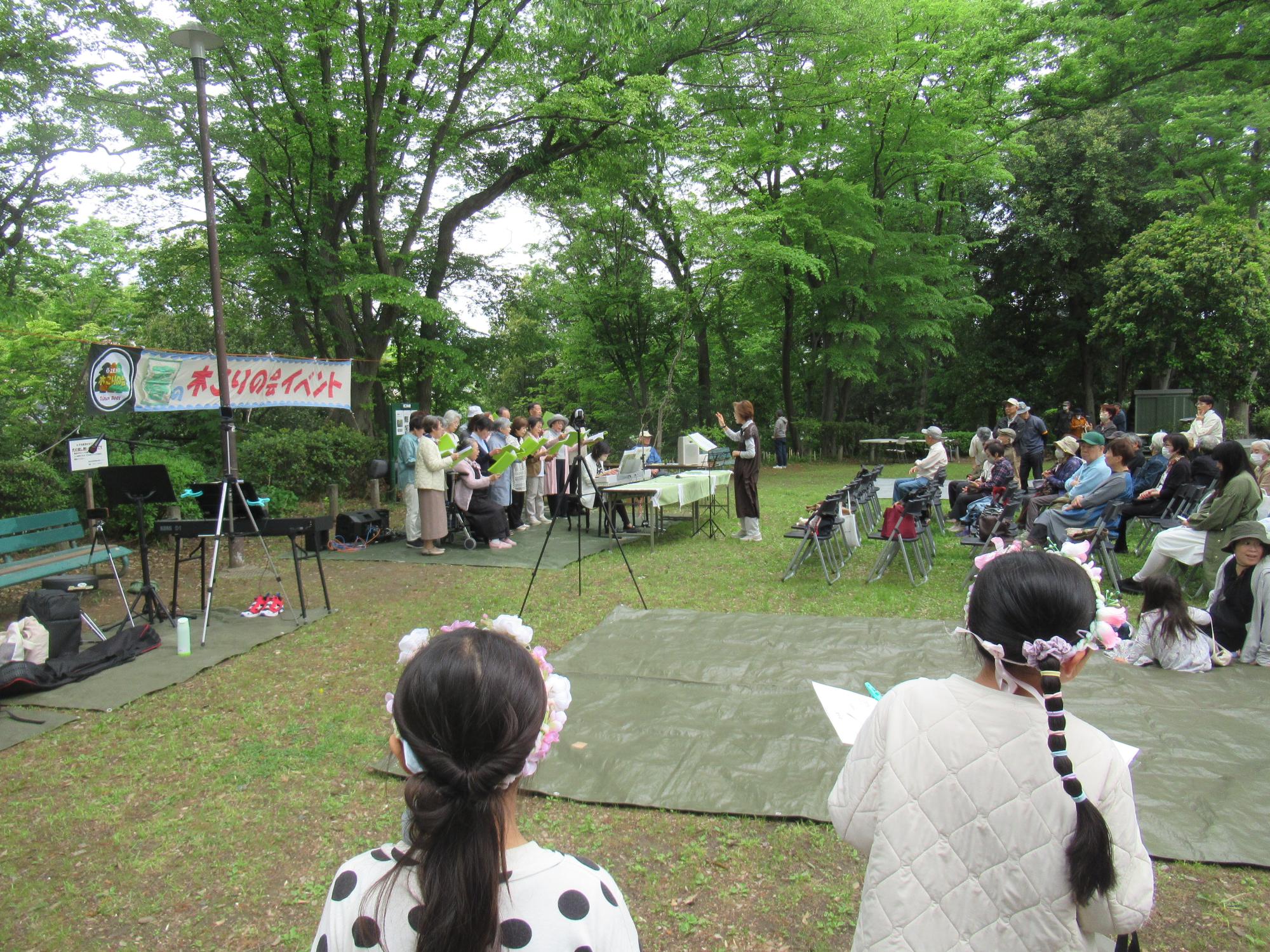木こりの会イベントで合唱サークルが歌を歌っている写真