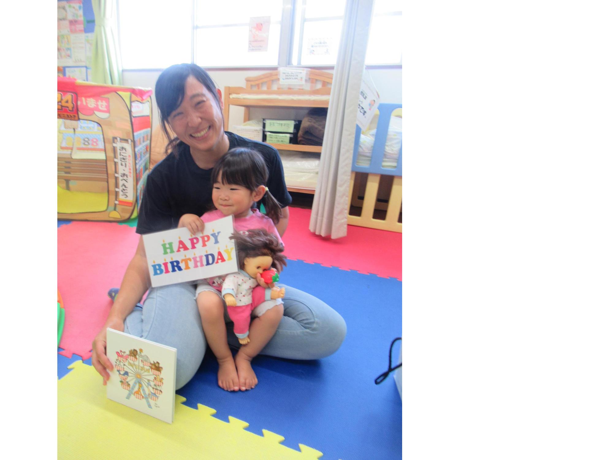 幼児親子が誕生日のプレートを持ってポーズをとっている写真