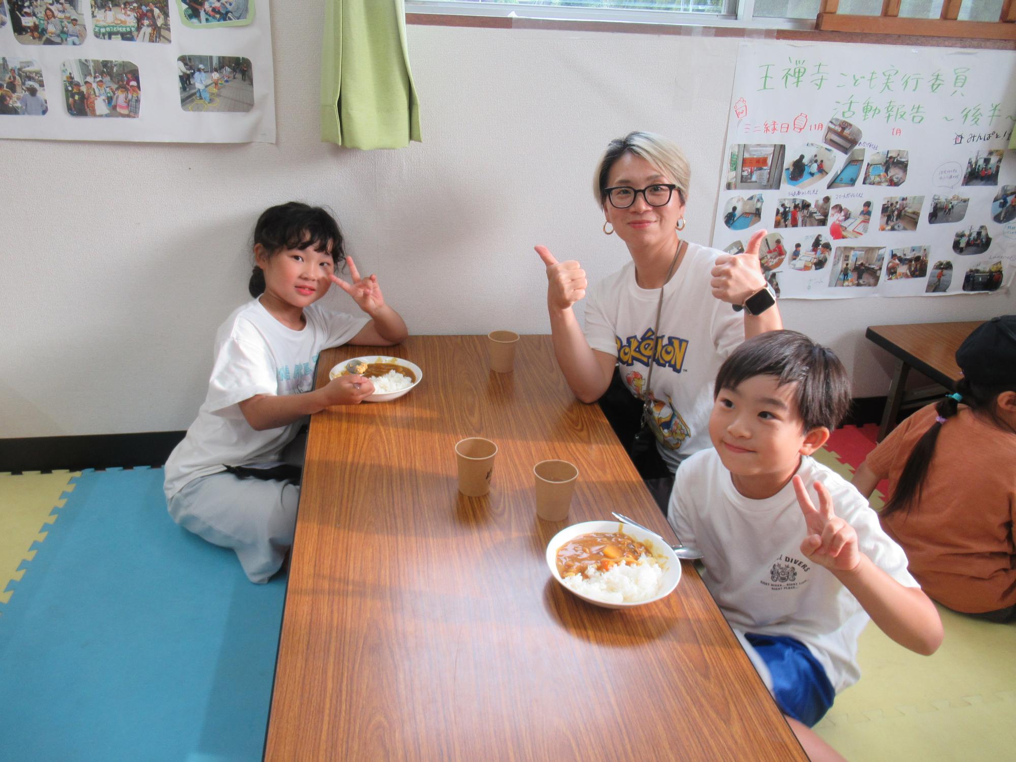 親子でカレーを食べている写真1