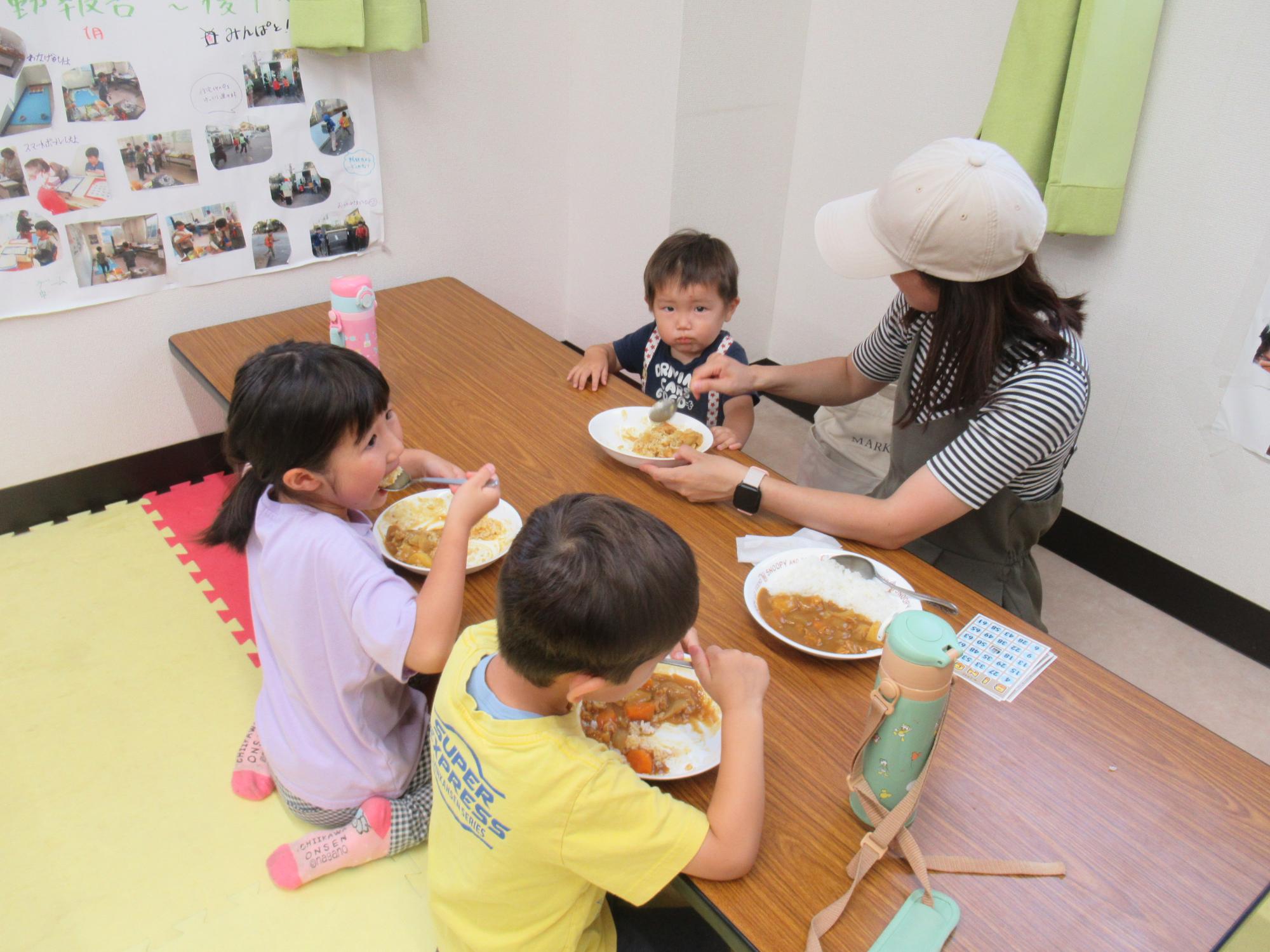 親子でカレーを食べている写真2