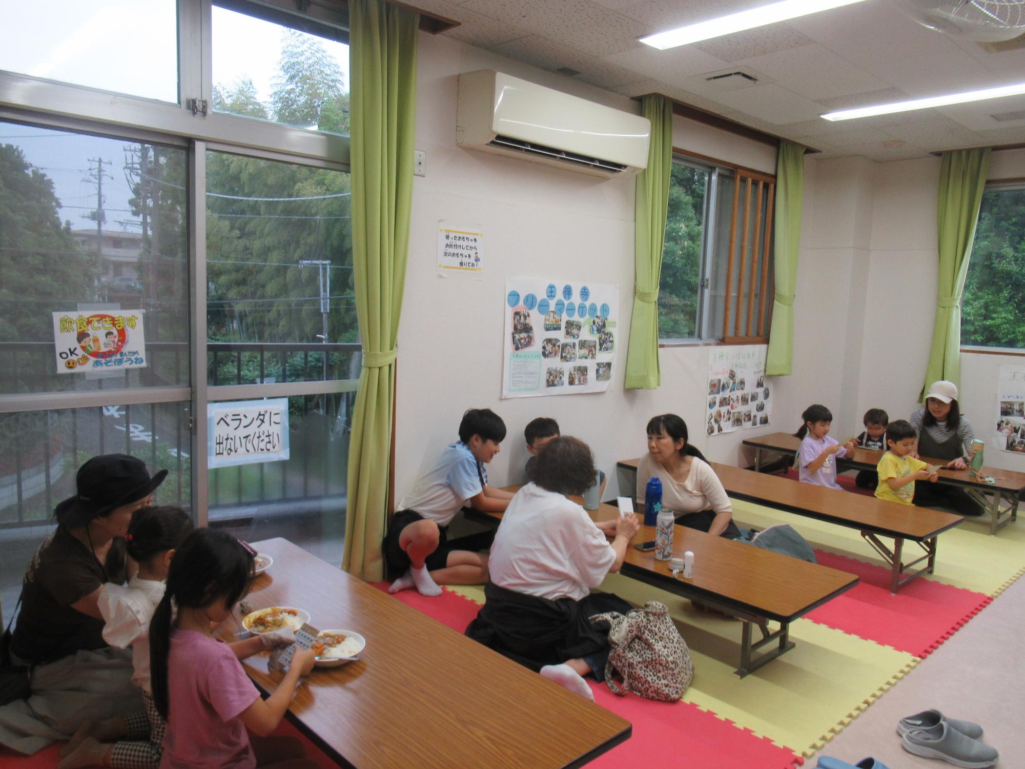 こども食堂でのんびり話をする親子の写真