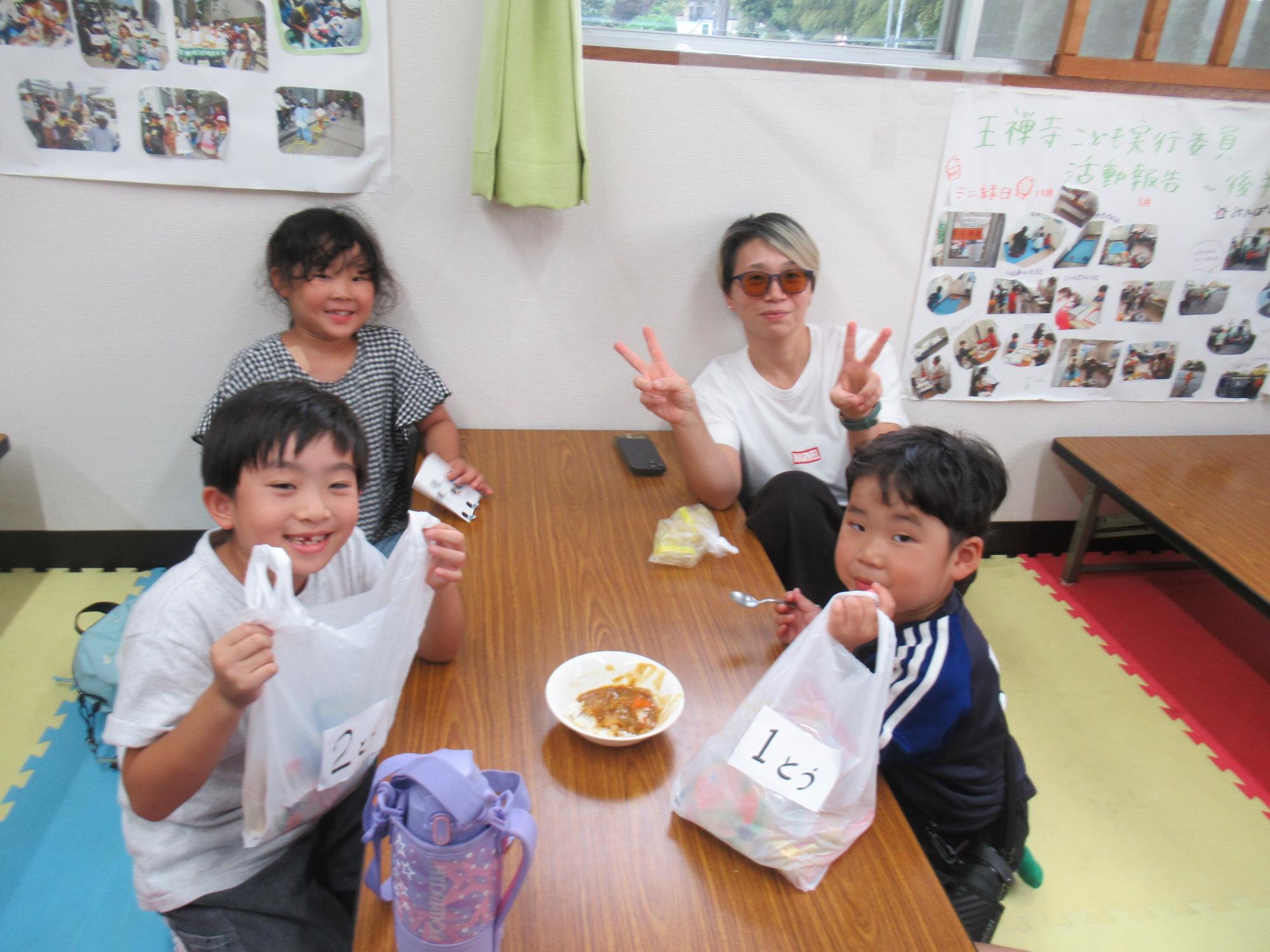 ビンゴ大会で景品をもらったこども達の写真