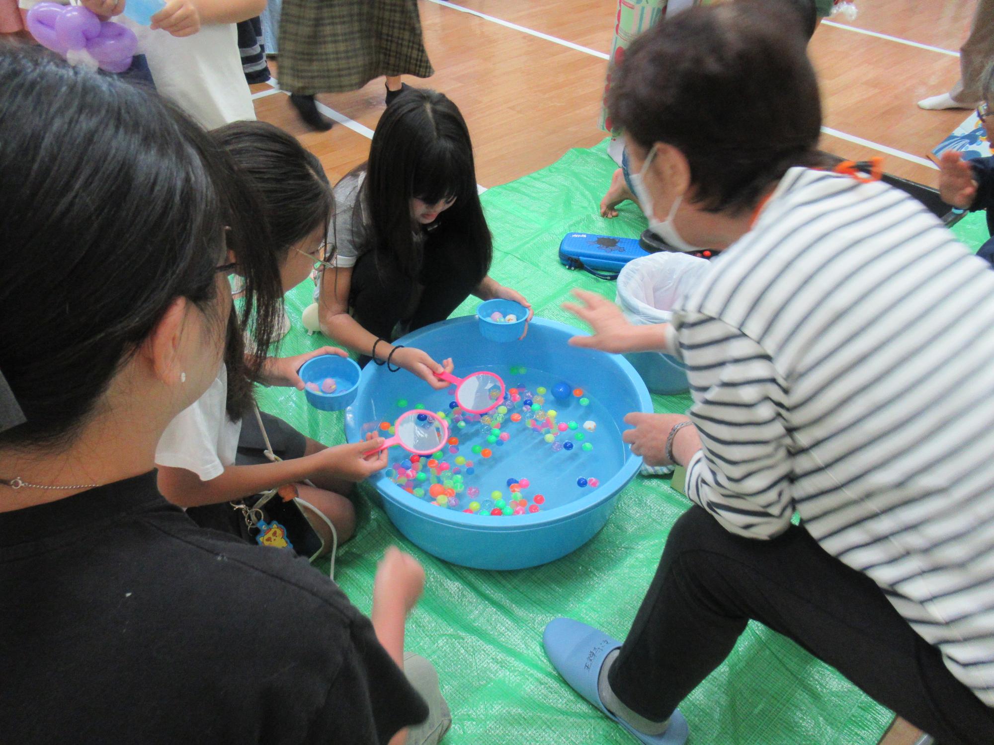 スーパーボールを楽しむ小学生の写真