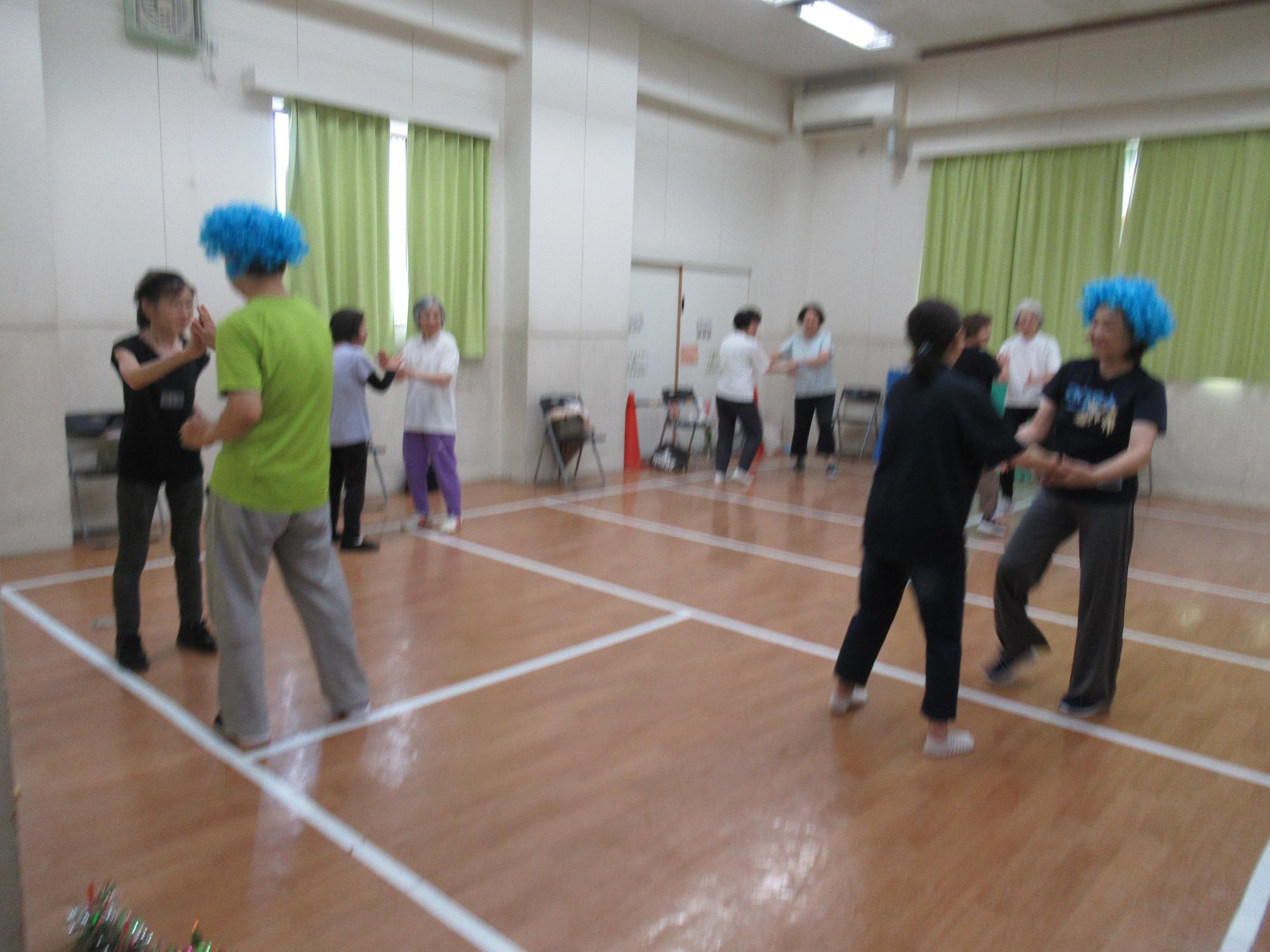 二人組になって踊る参加者と講師の写真