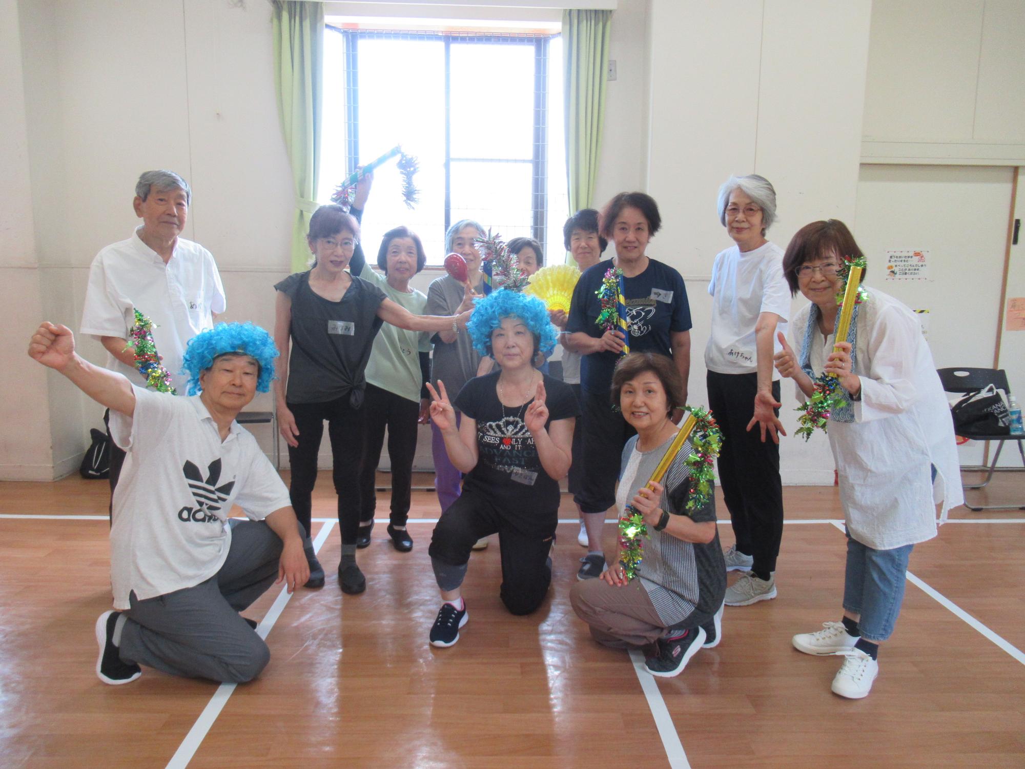 参加者と講師がポーズをとって記念撮影をしている写真