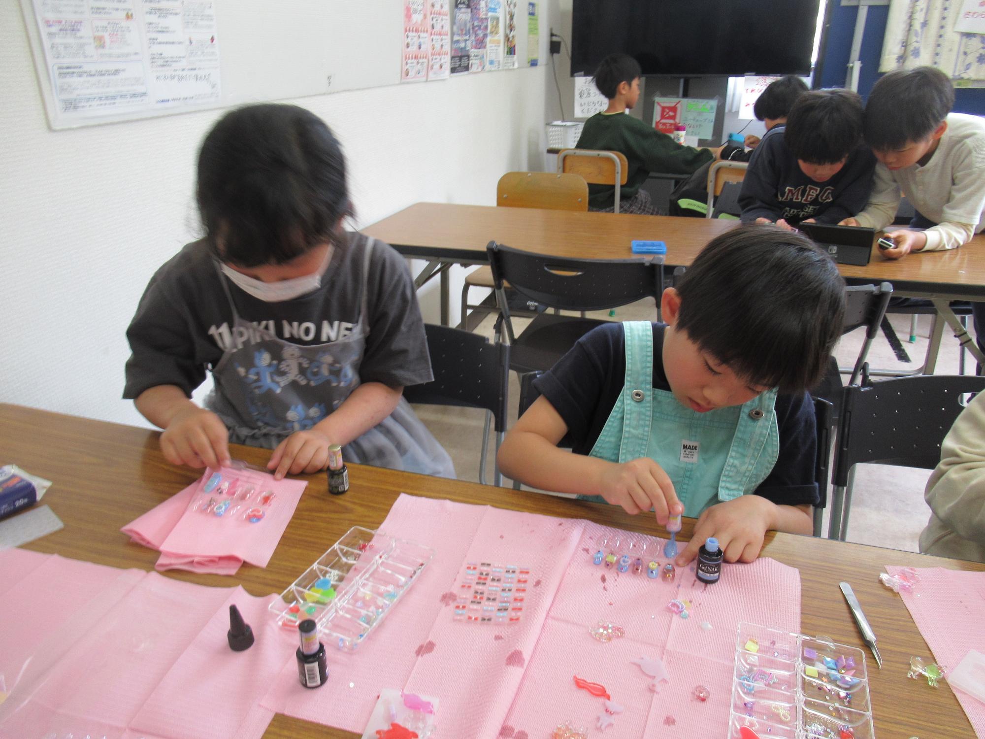 ネイルアートを作っている子どもたちの写真