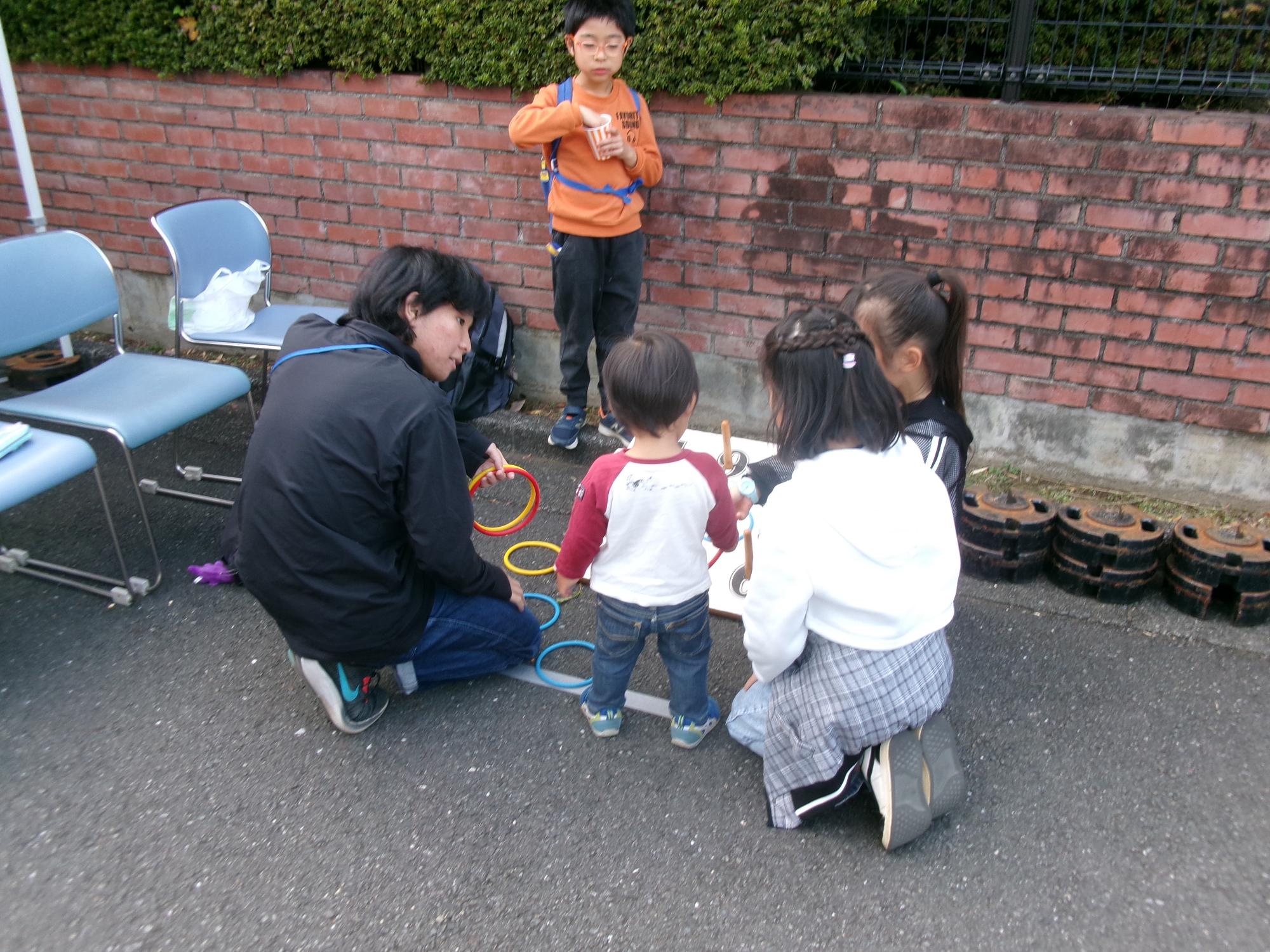 幼児さんが輪投げをしている写真